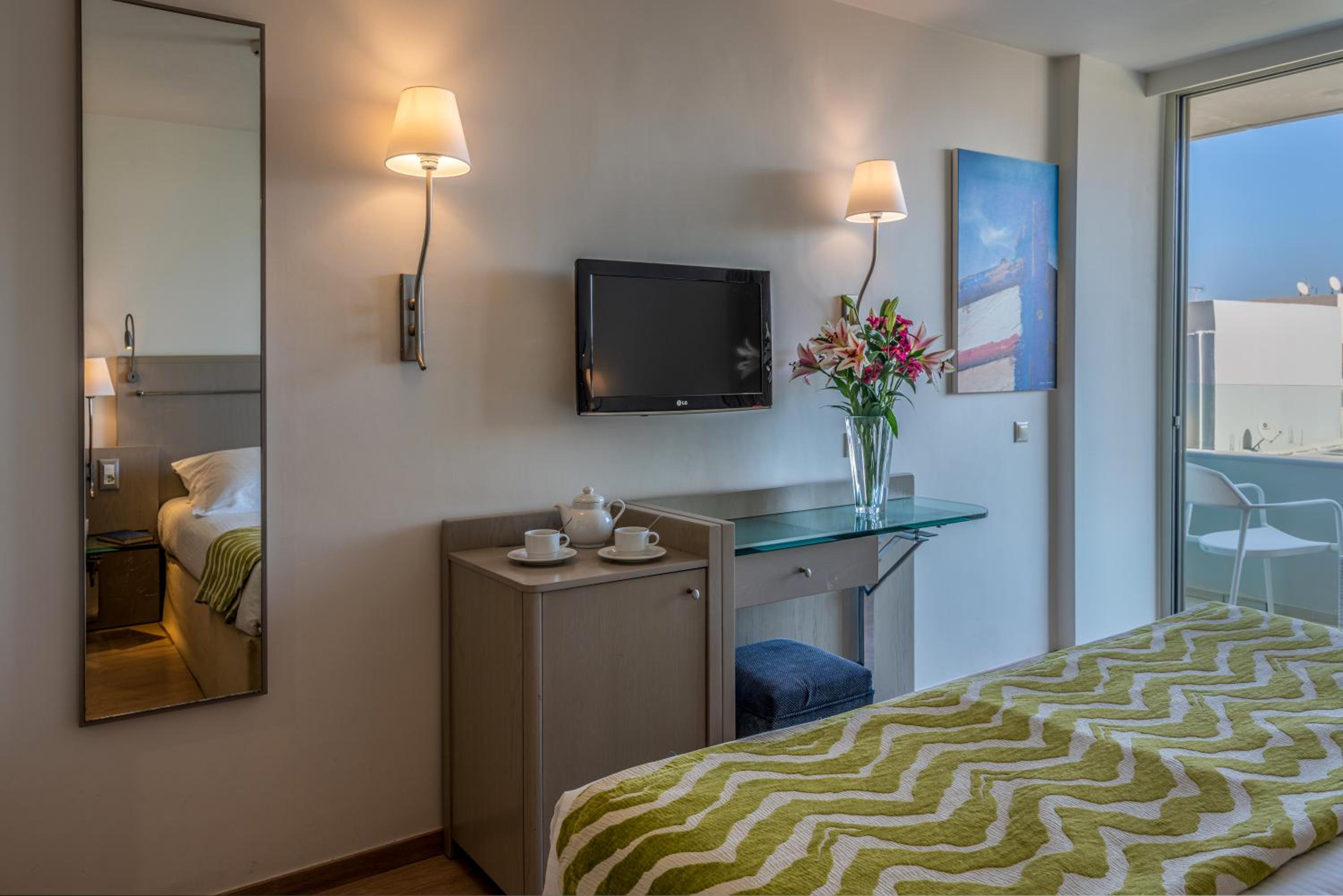 Double or Twin Room with Side Sea View - Photo 2