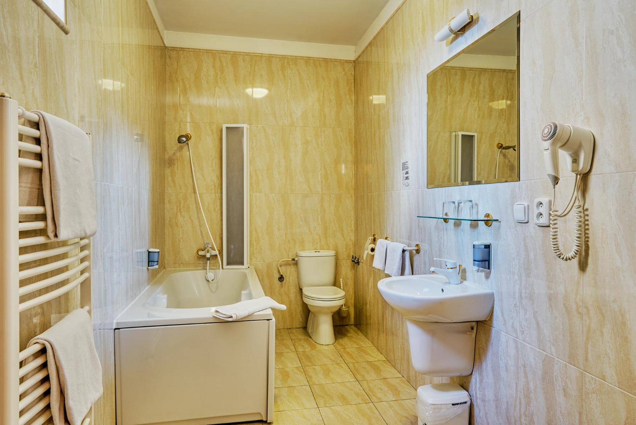 Deluxe Quadruple Room with Two Queen Beds - Photo 3