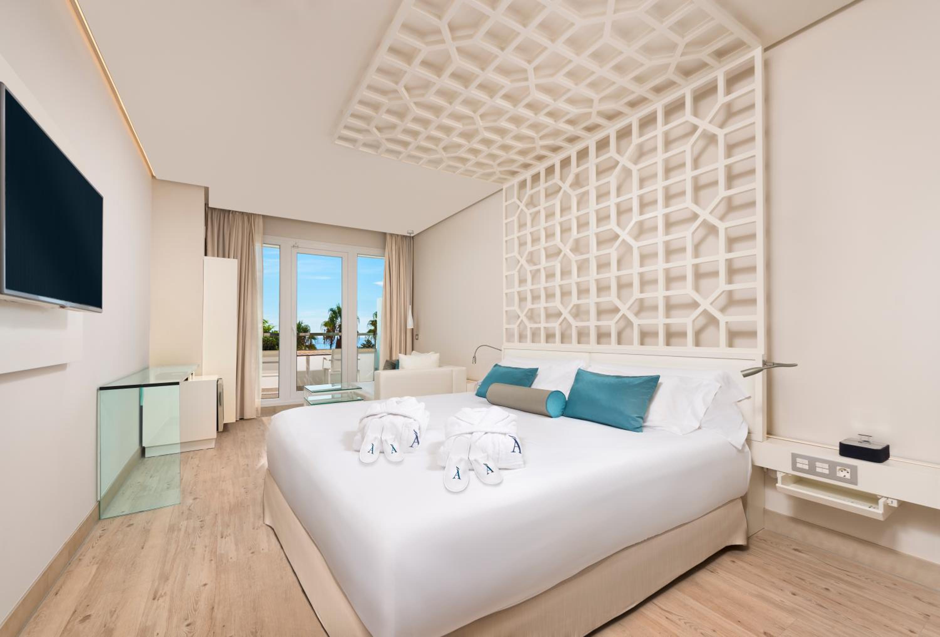 Oh Là Là with Side Sea View Double or Twin Room