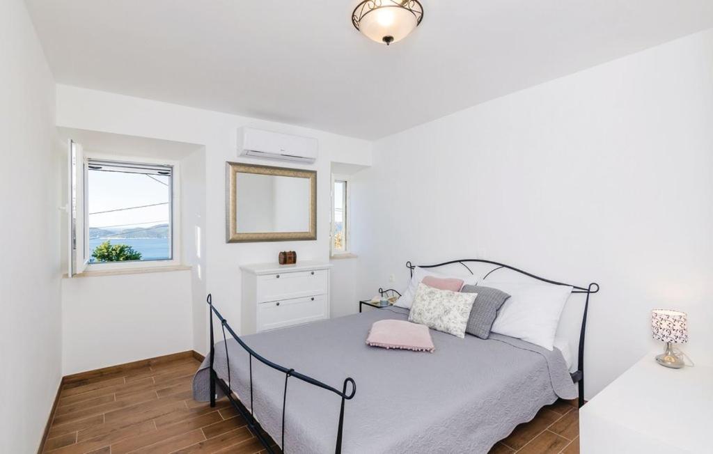 Three-Bedroom House photo 3