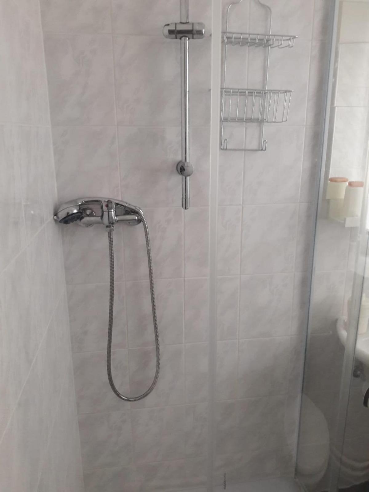 Double Room with Private Bathroom - Photo 4