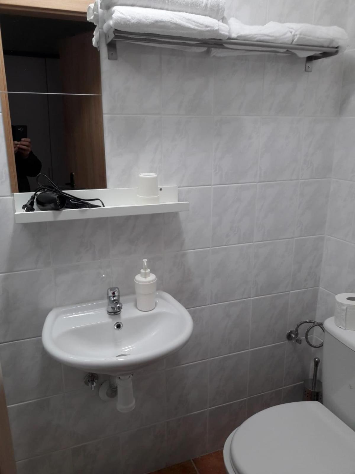 Double Room with Private Bathroom - Photo 3