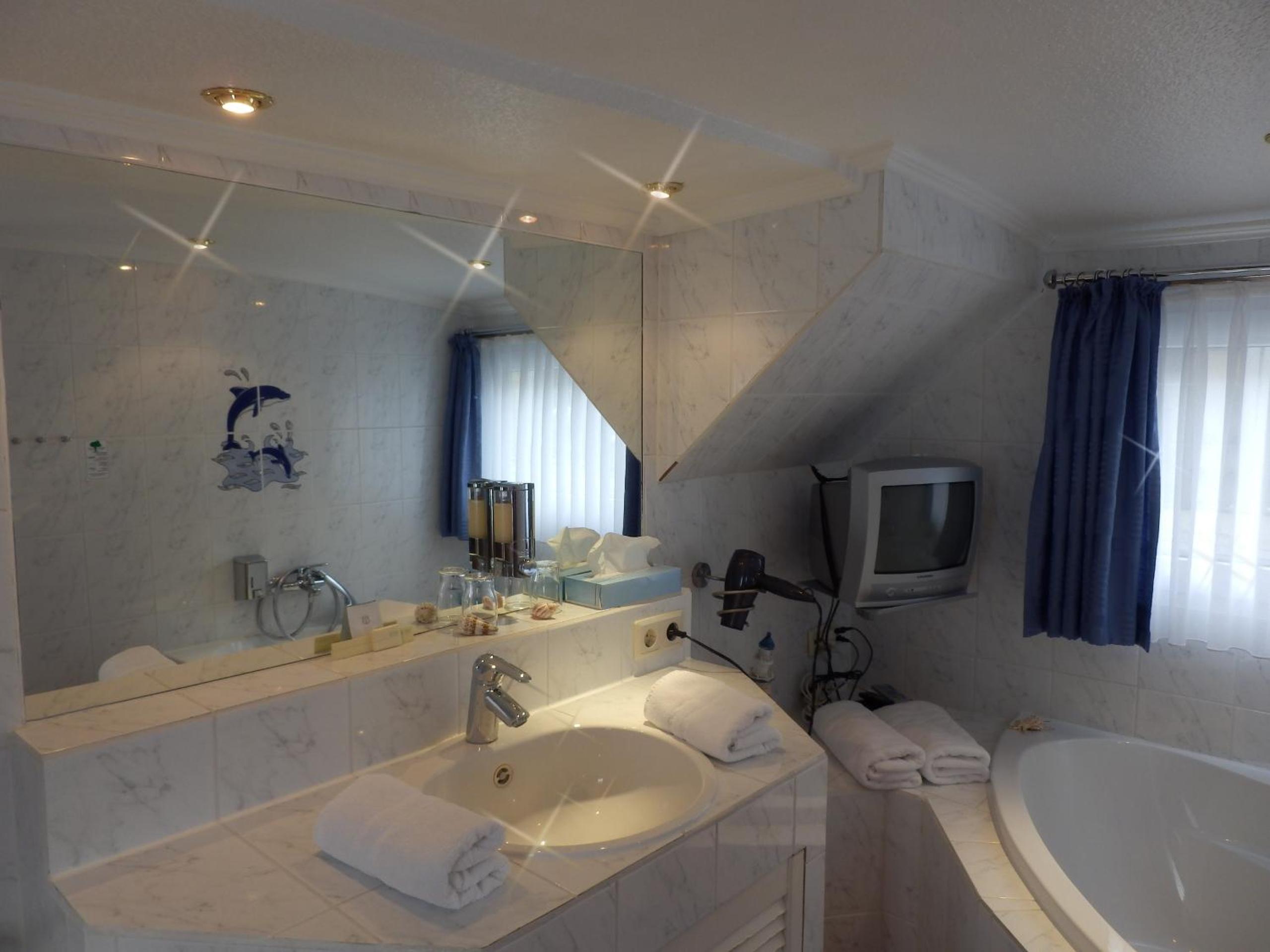 Superior Suite - Photo 14