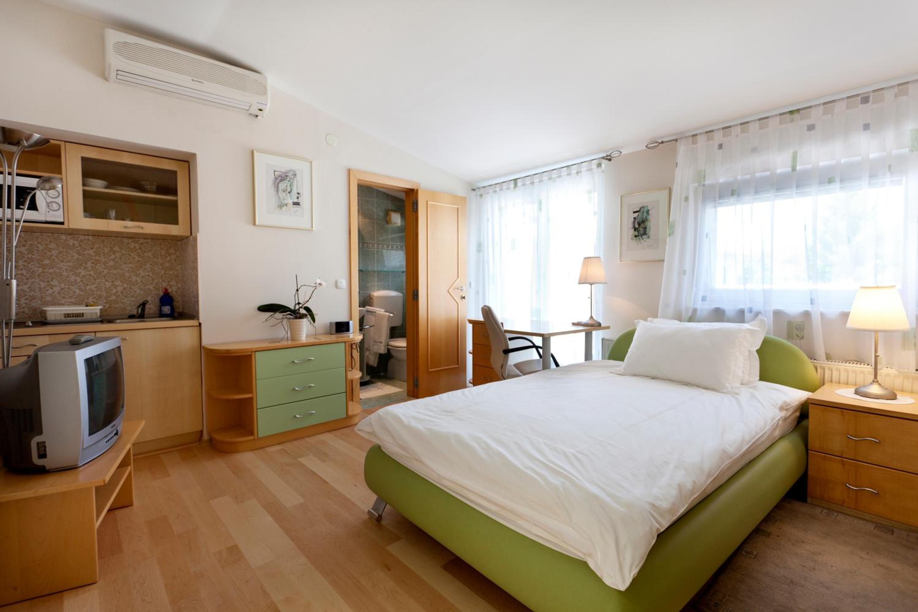 Studio (1 Adult)