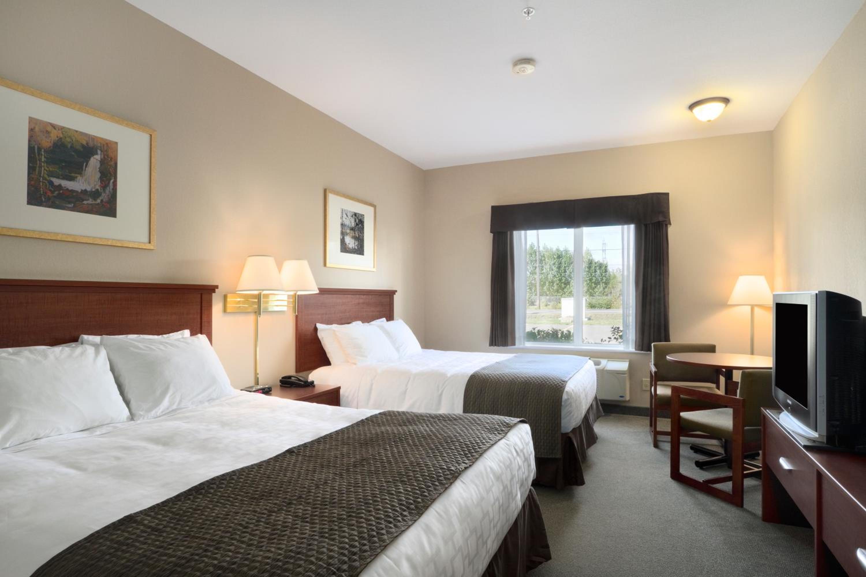 Queen Room with Two Queen Beds - Non-Smoking - Photo 8