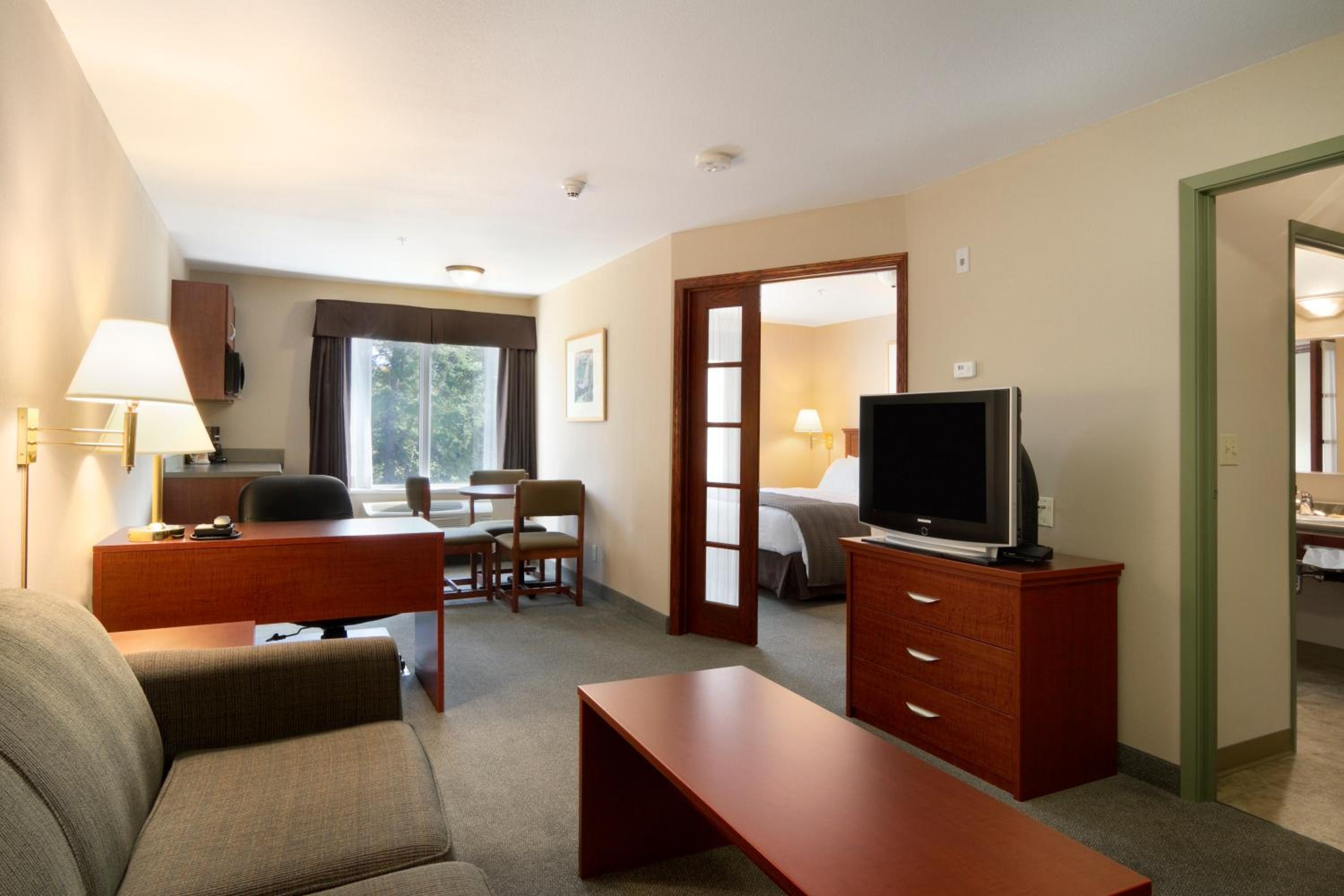 King Suite with Sofa Bed- Non-Smoking  - Photo 5