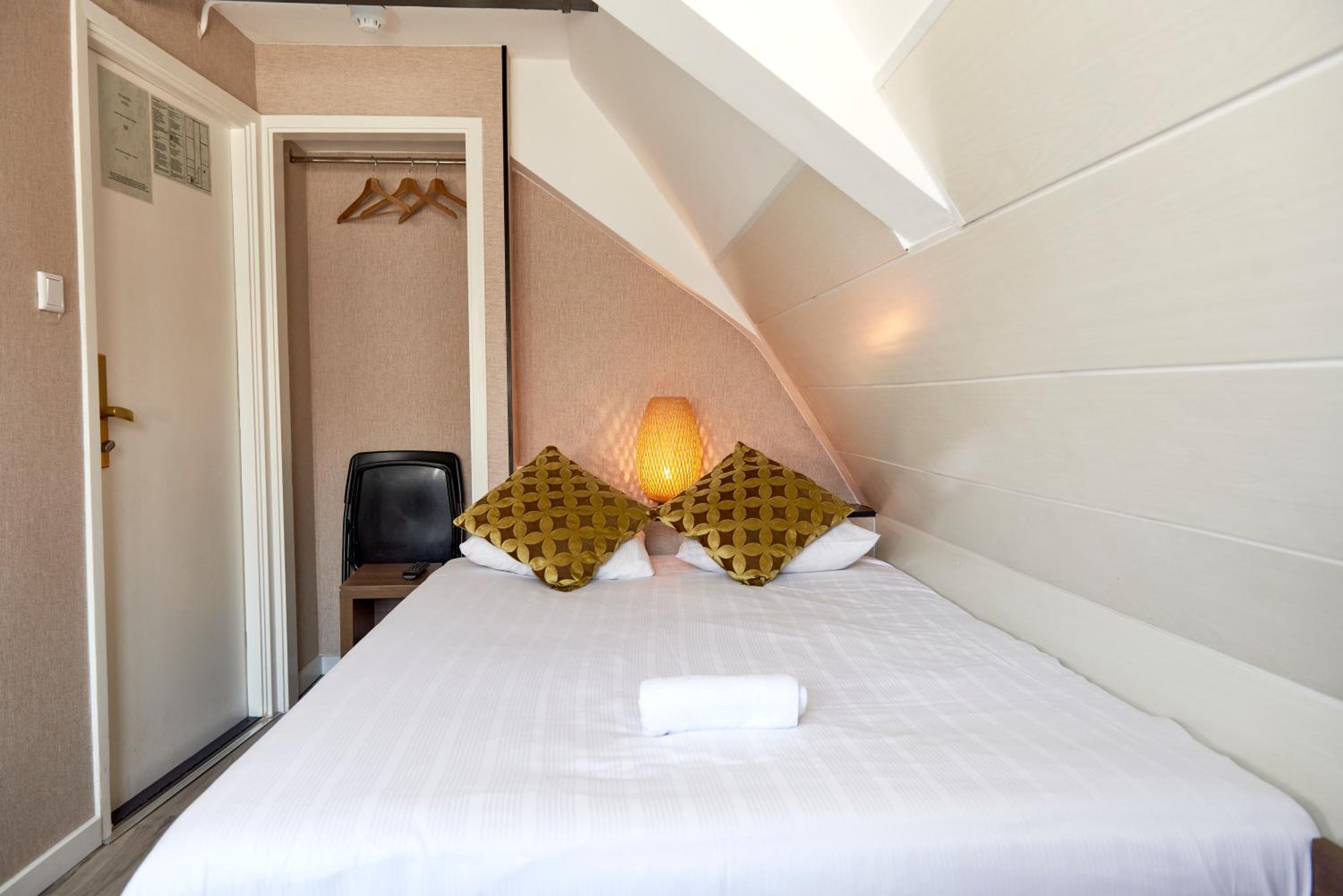 Basic Double or Twin Room with Shared Bathroom photo 3
