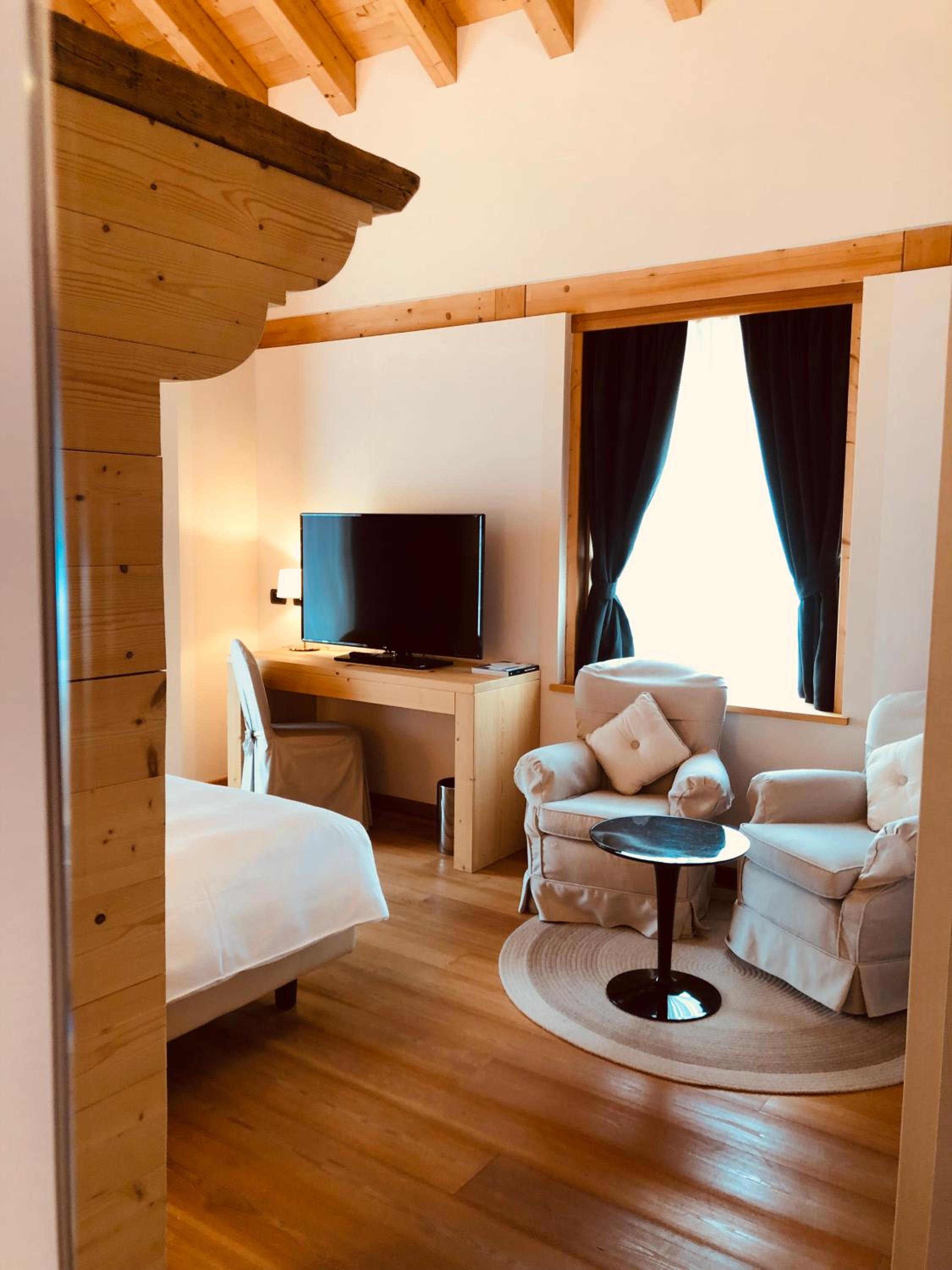 Romantic Suite with City View - Photo 7