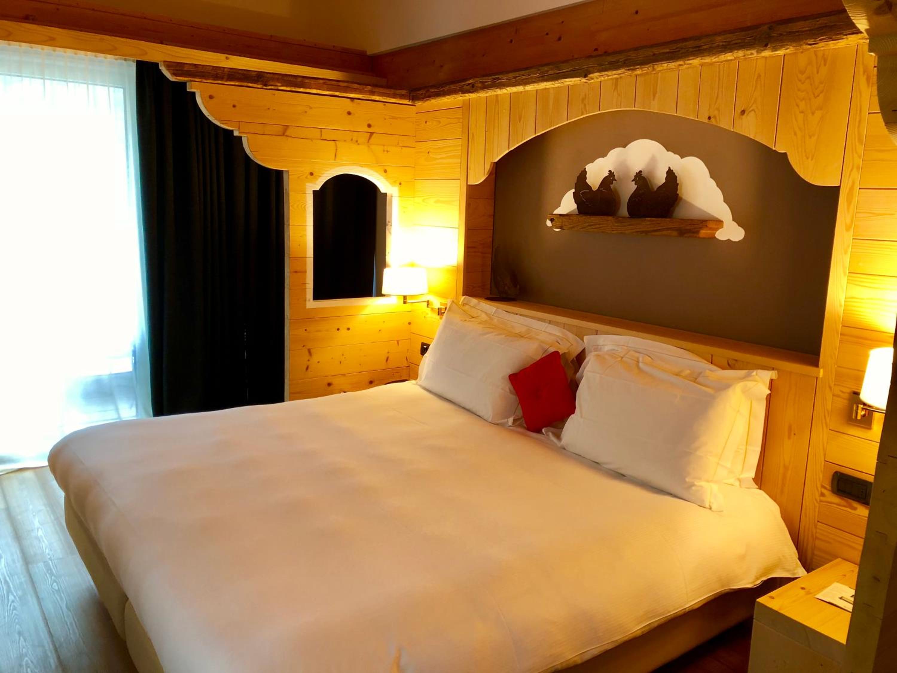 Romantic Suite with City View - Photo 4