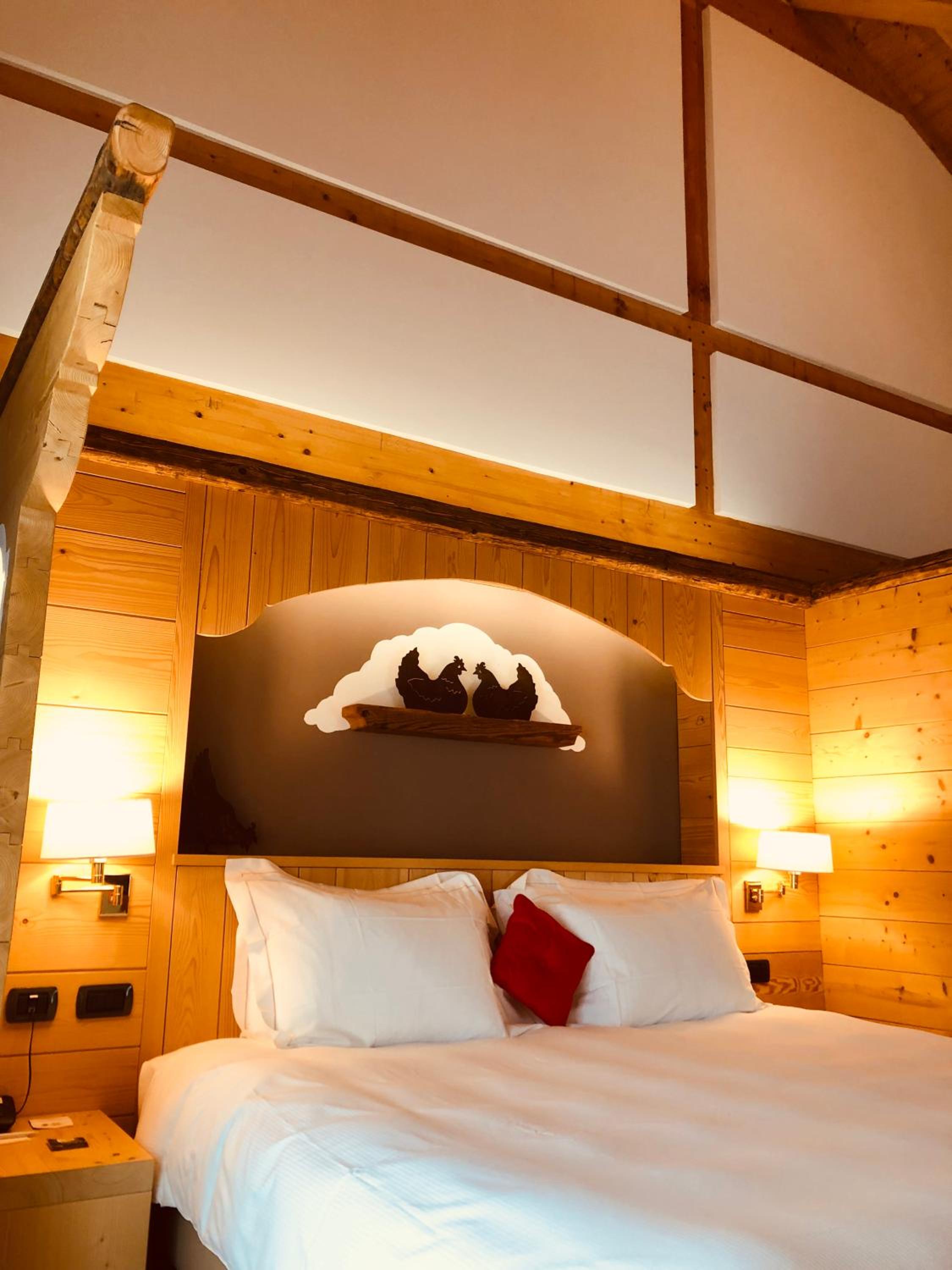 Romantic Suite with City View - Photo 8