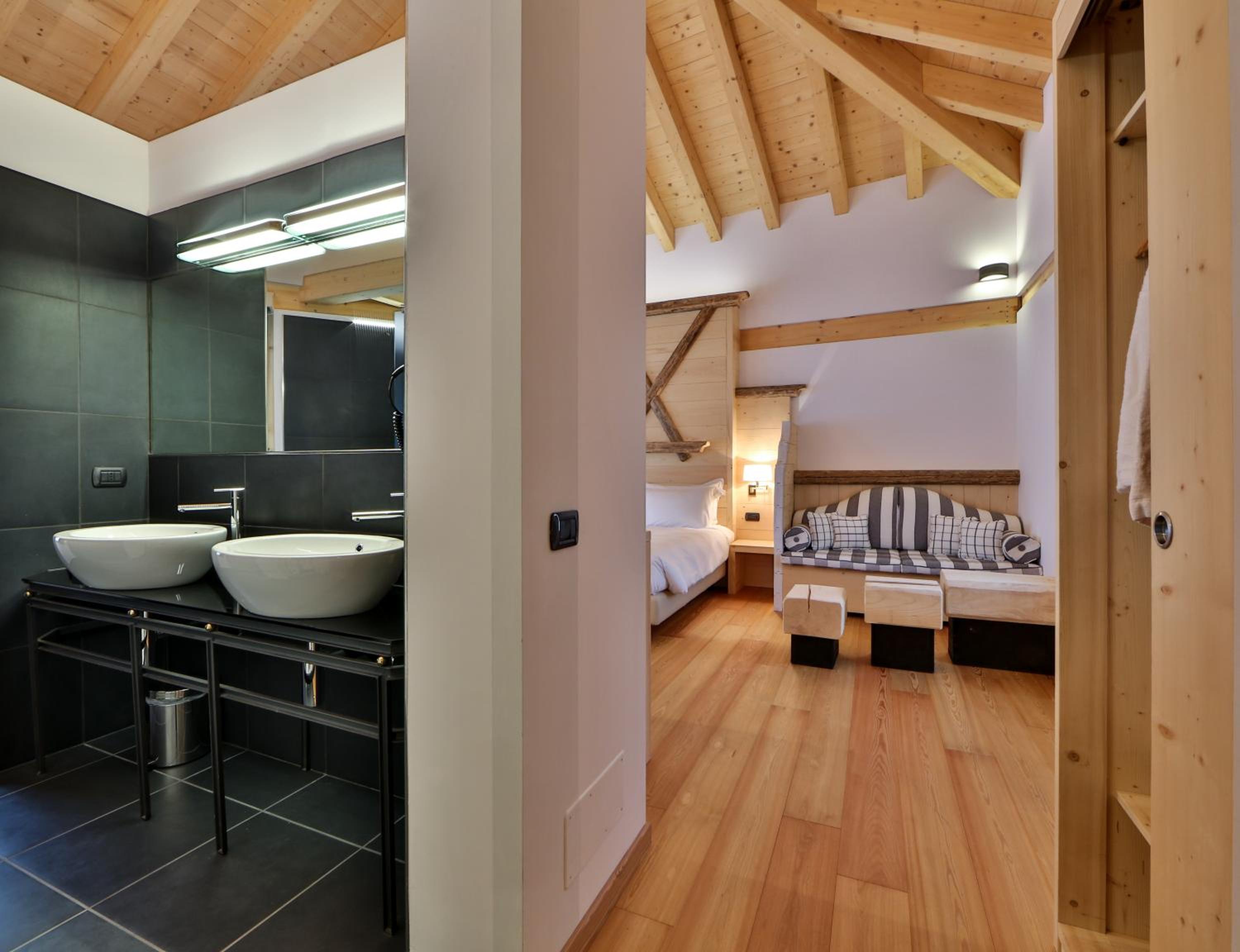 Suite with Terrace and Bath Tub - Photo 9
