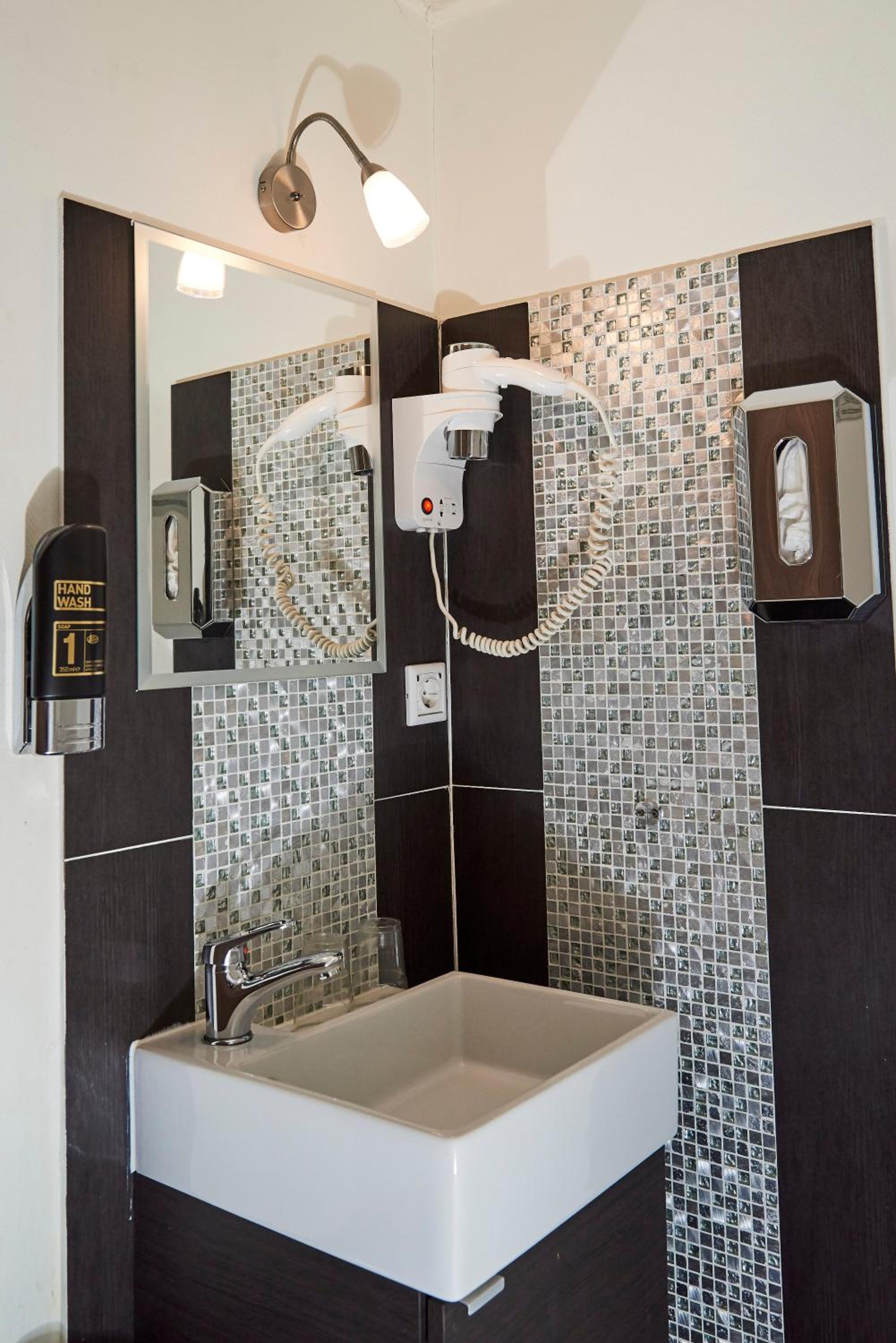 Basic Double or Twin Room with Shared Bathroom photo 2