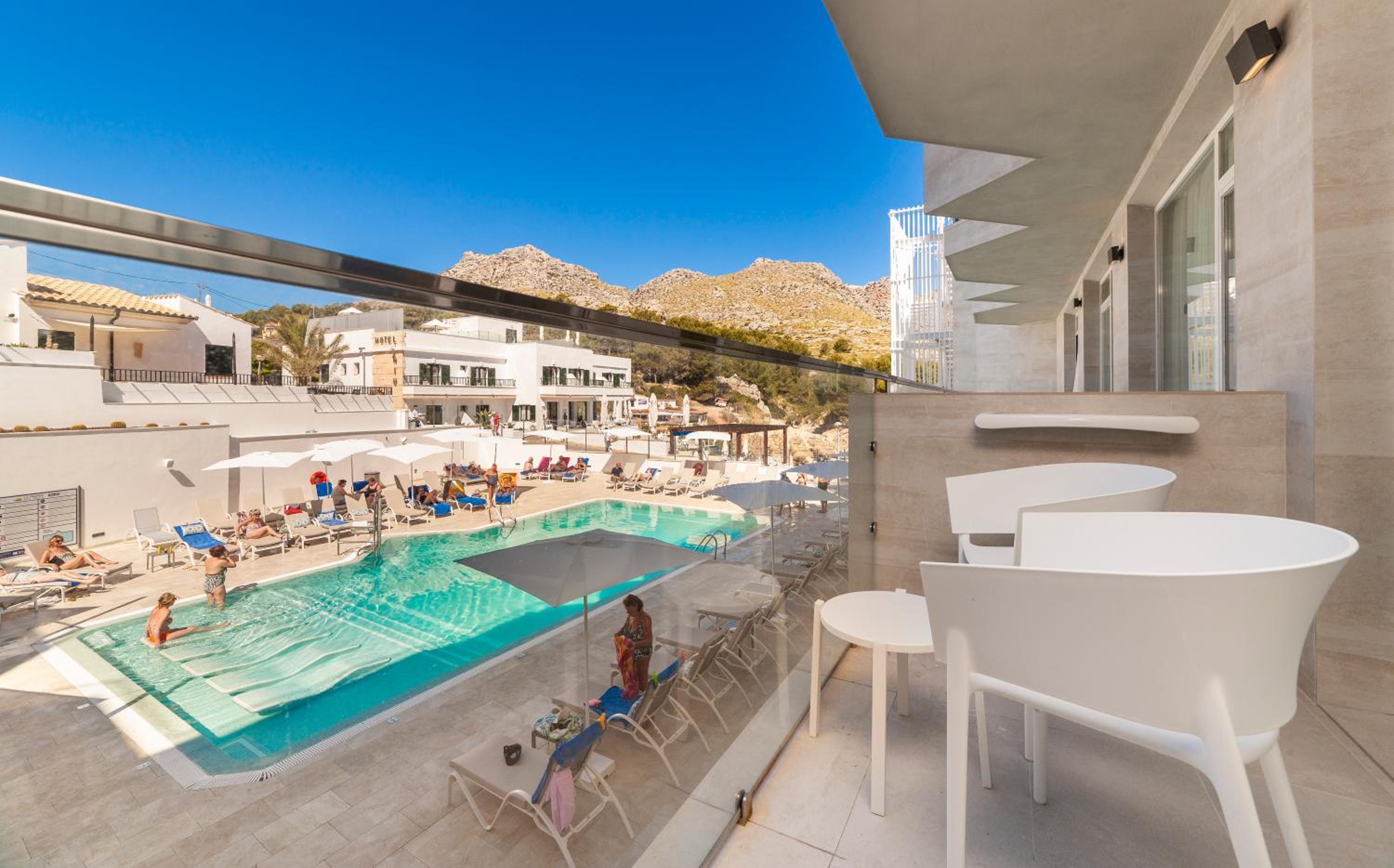 Double Room with Pool View - Photo 7