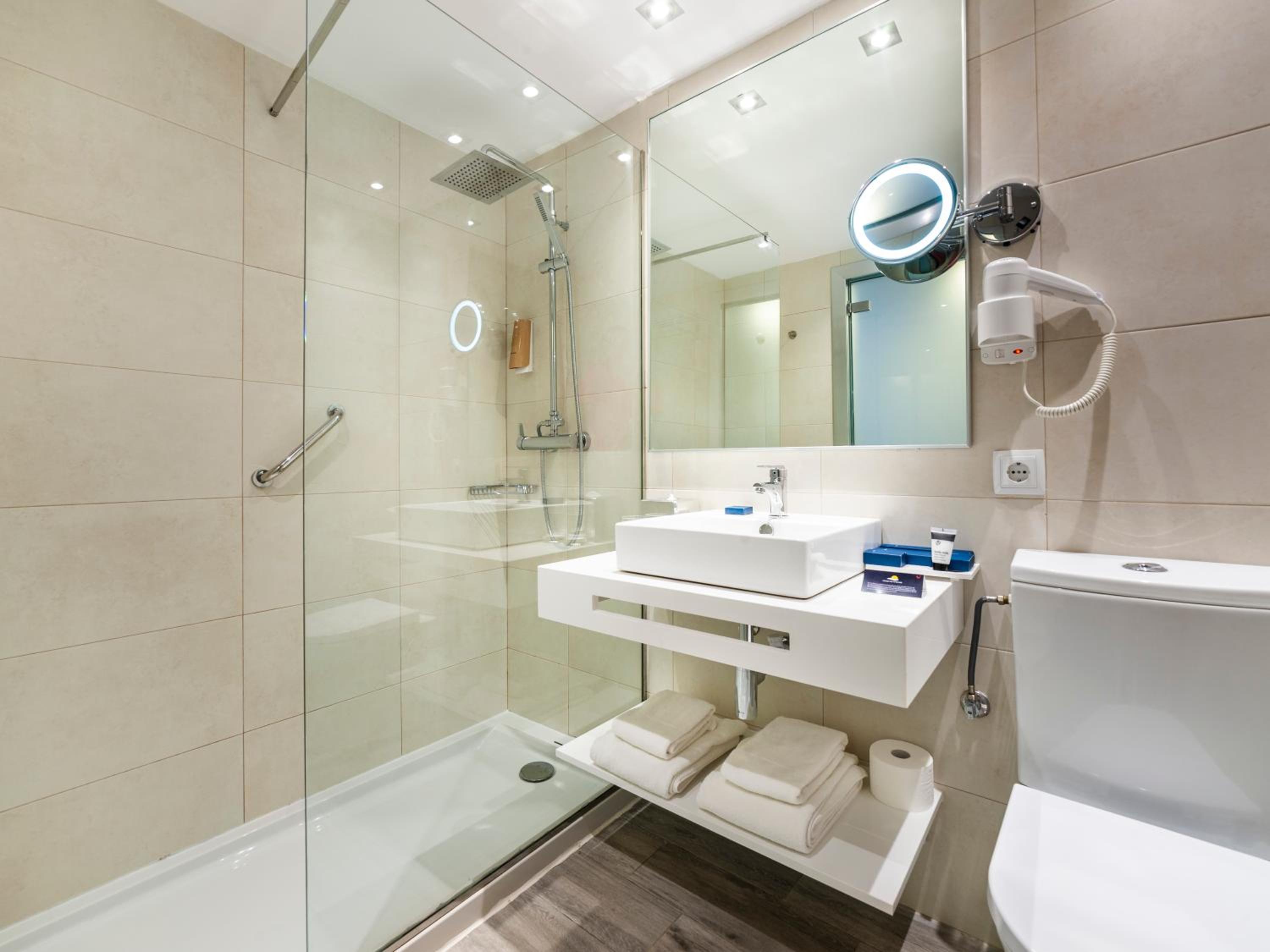 Double Room with Pool View - Photo 3