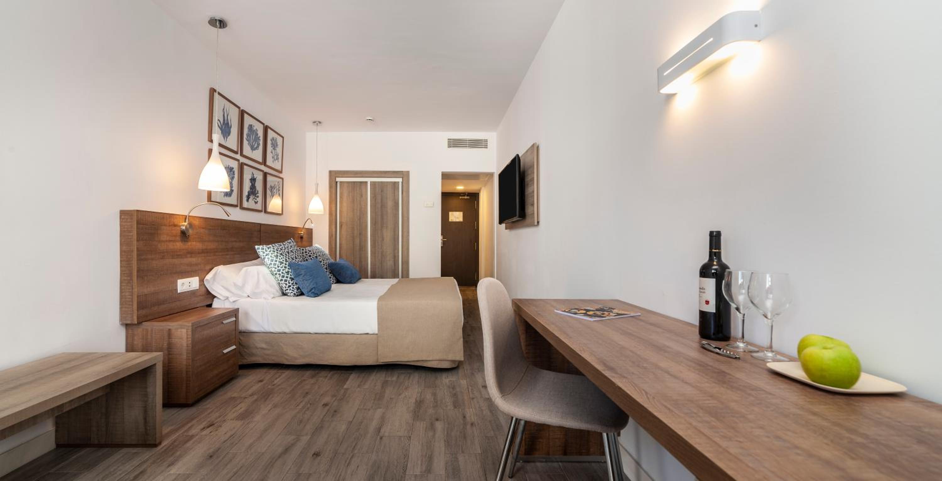 Double Room with Pool View - Photo 8