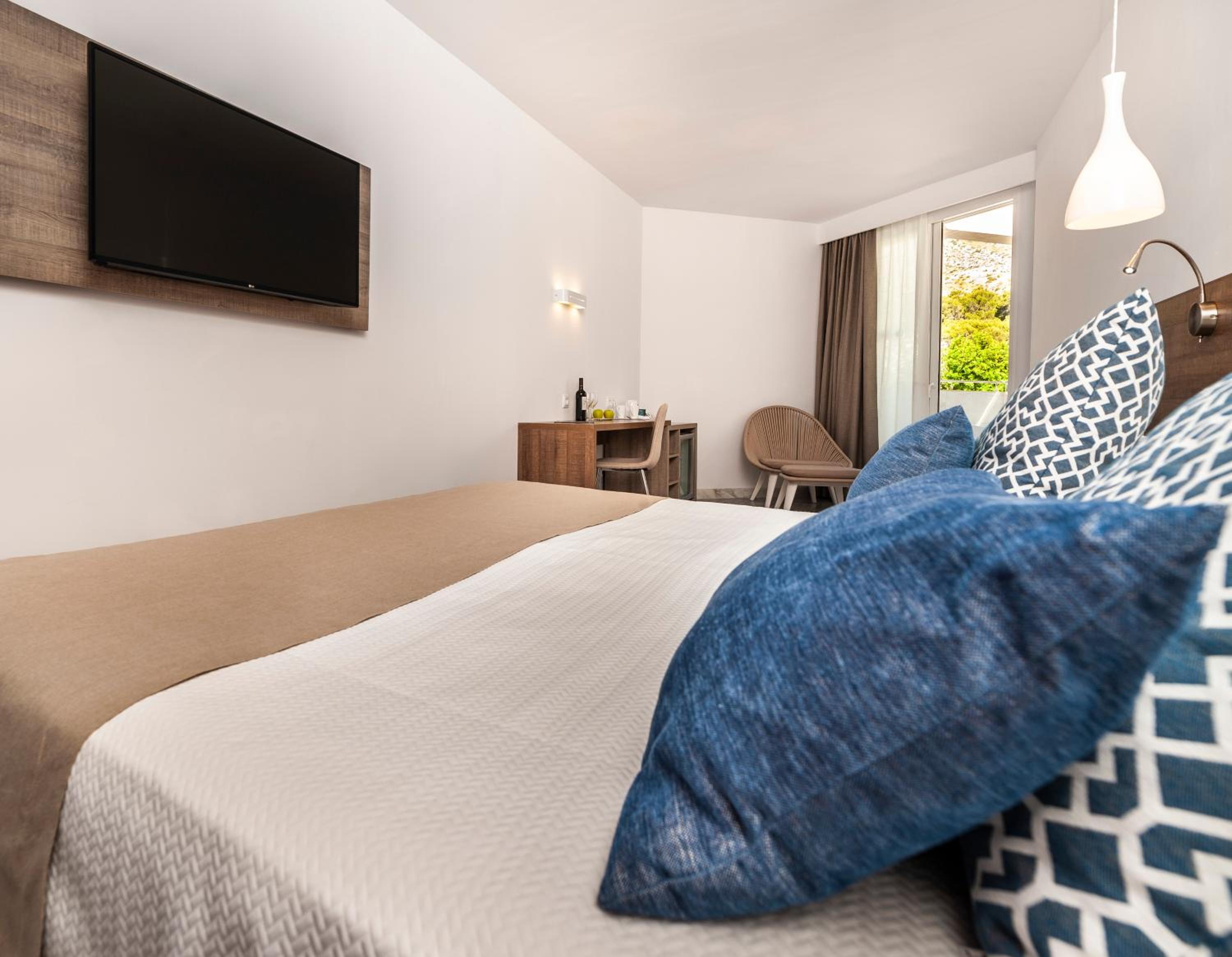 Double Room with Pool View - Photo 4