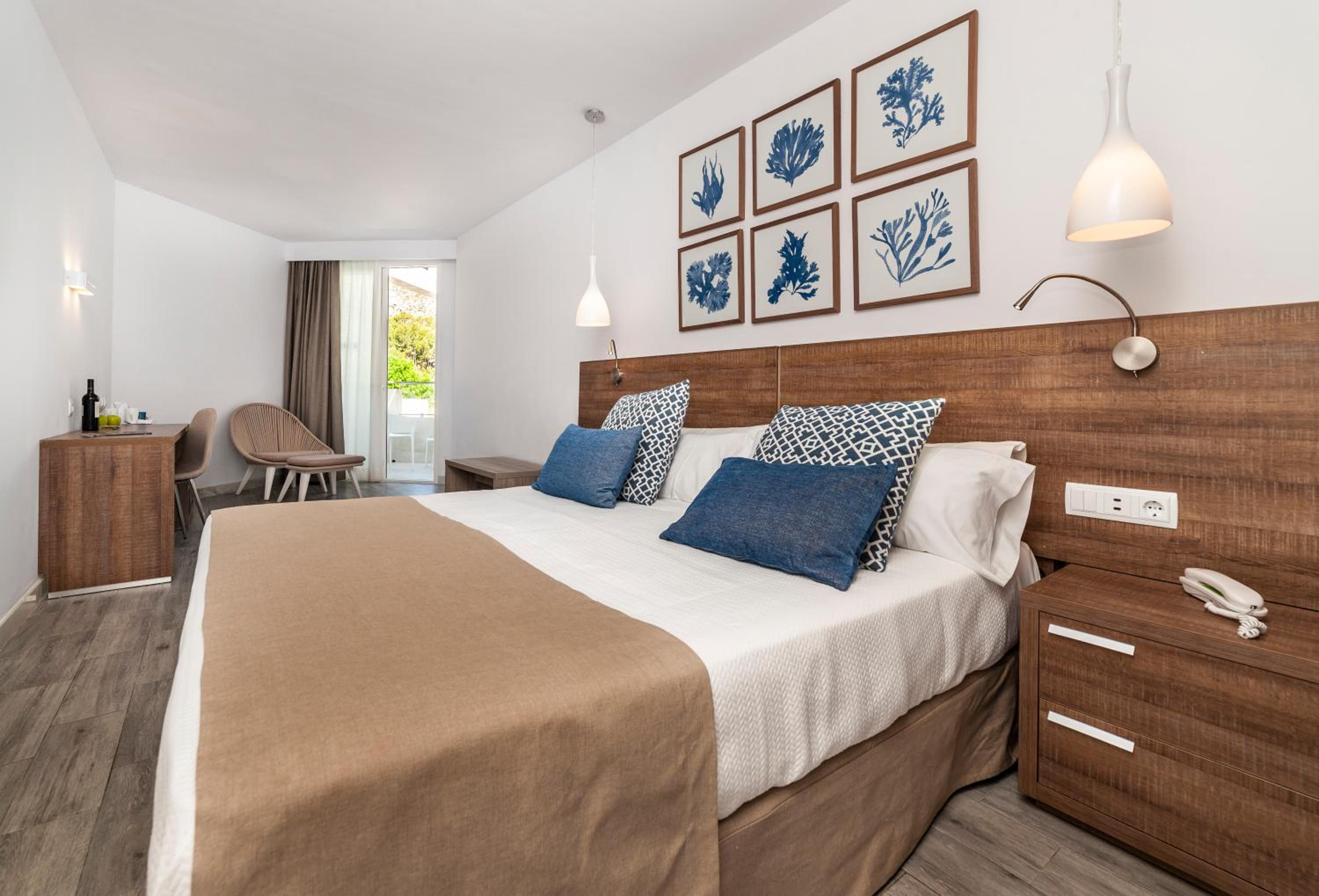 Double Room with Pool View - Photo 1