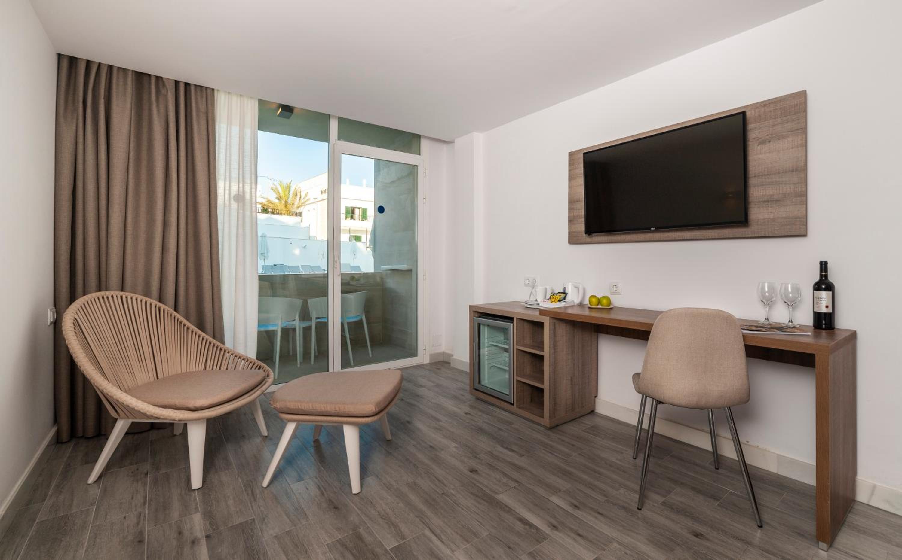 Double Room with Pool View - Photo 10