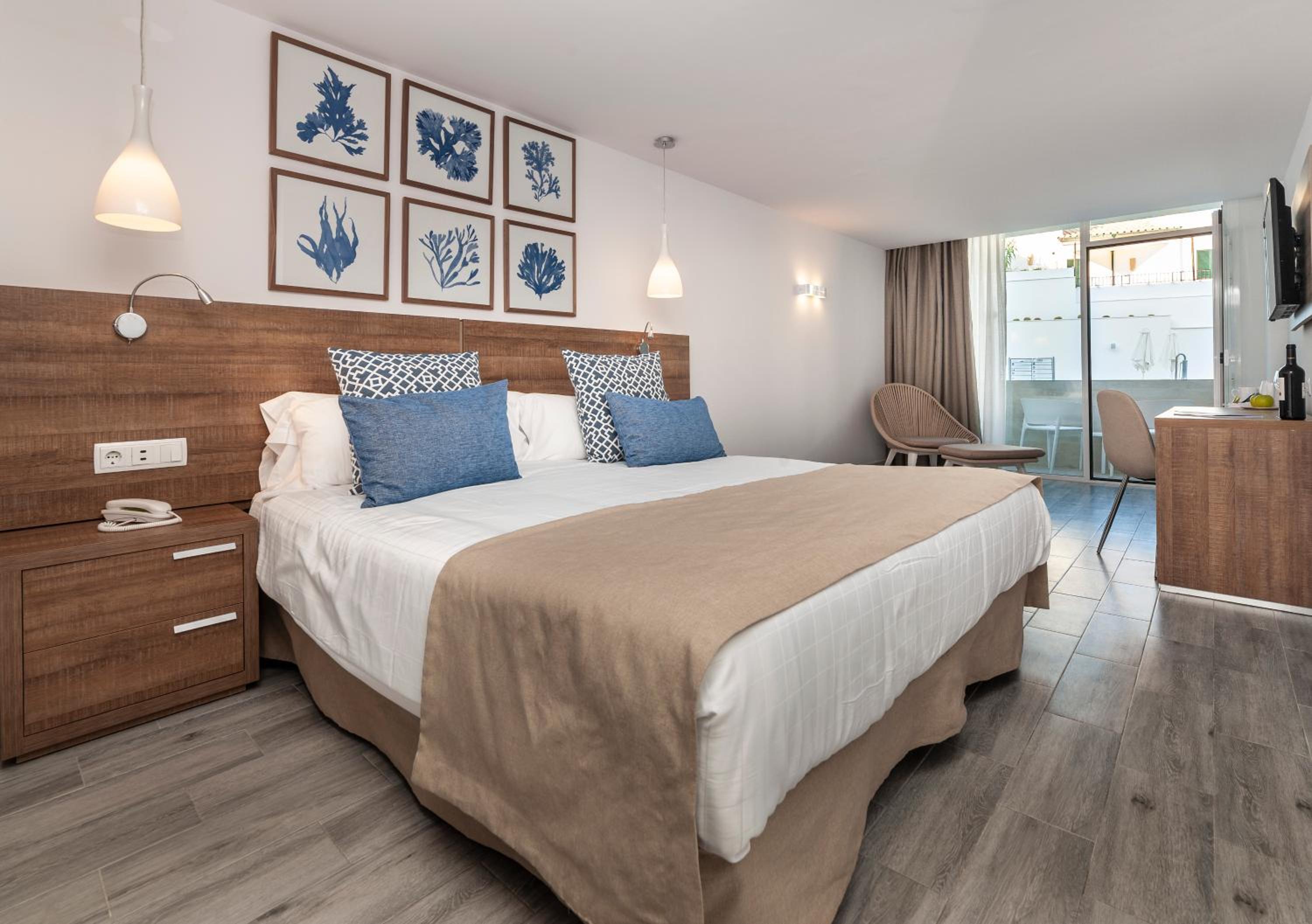 Double Room with Pool View - Photo 12