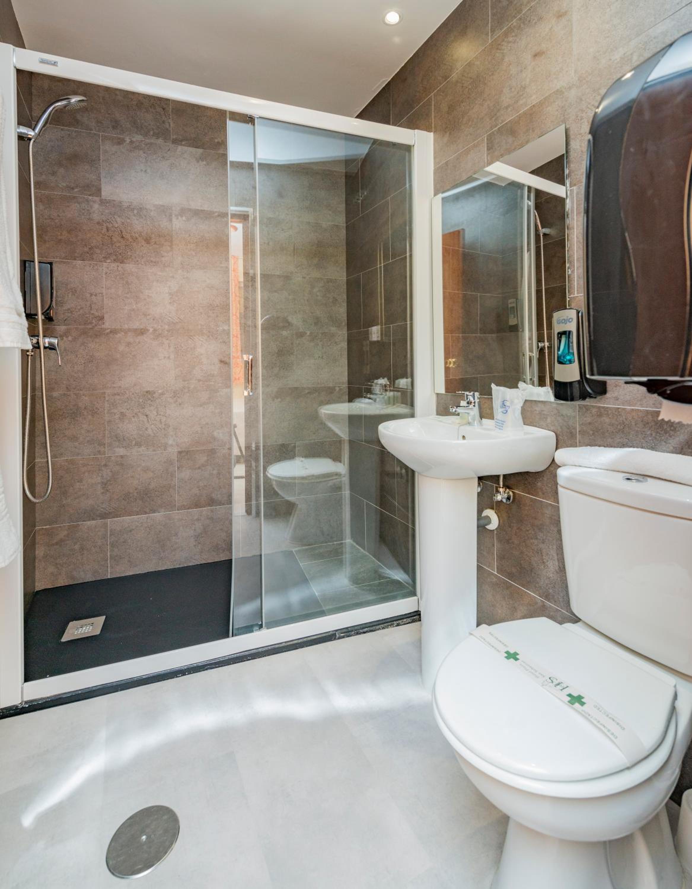 Double or Twin Room with Balcony - Photo 5