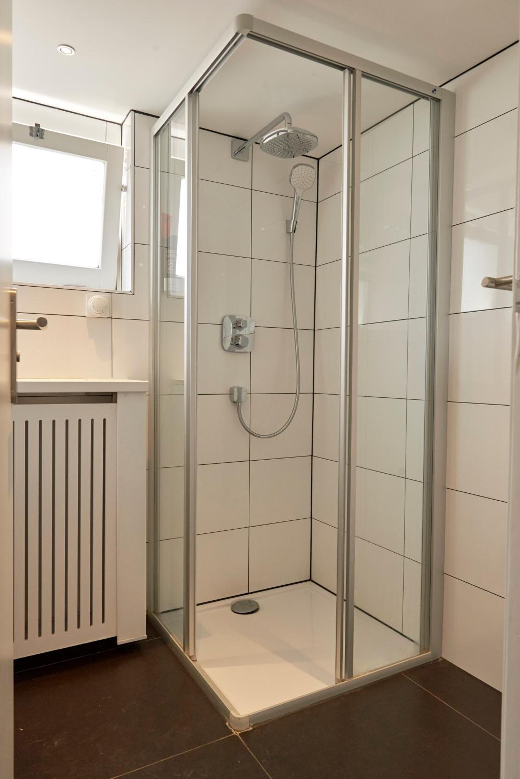 Basic Single Room with Shared Bathroom - photo 2