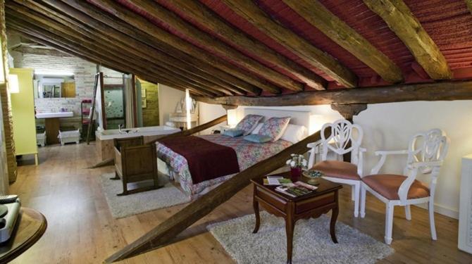 Suite - Photo 1