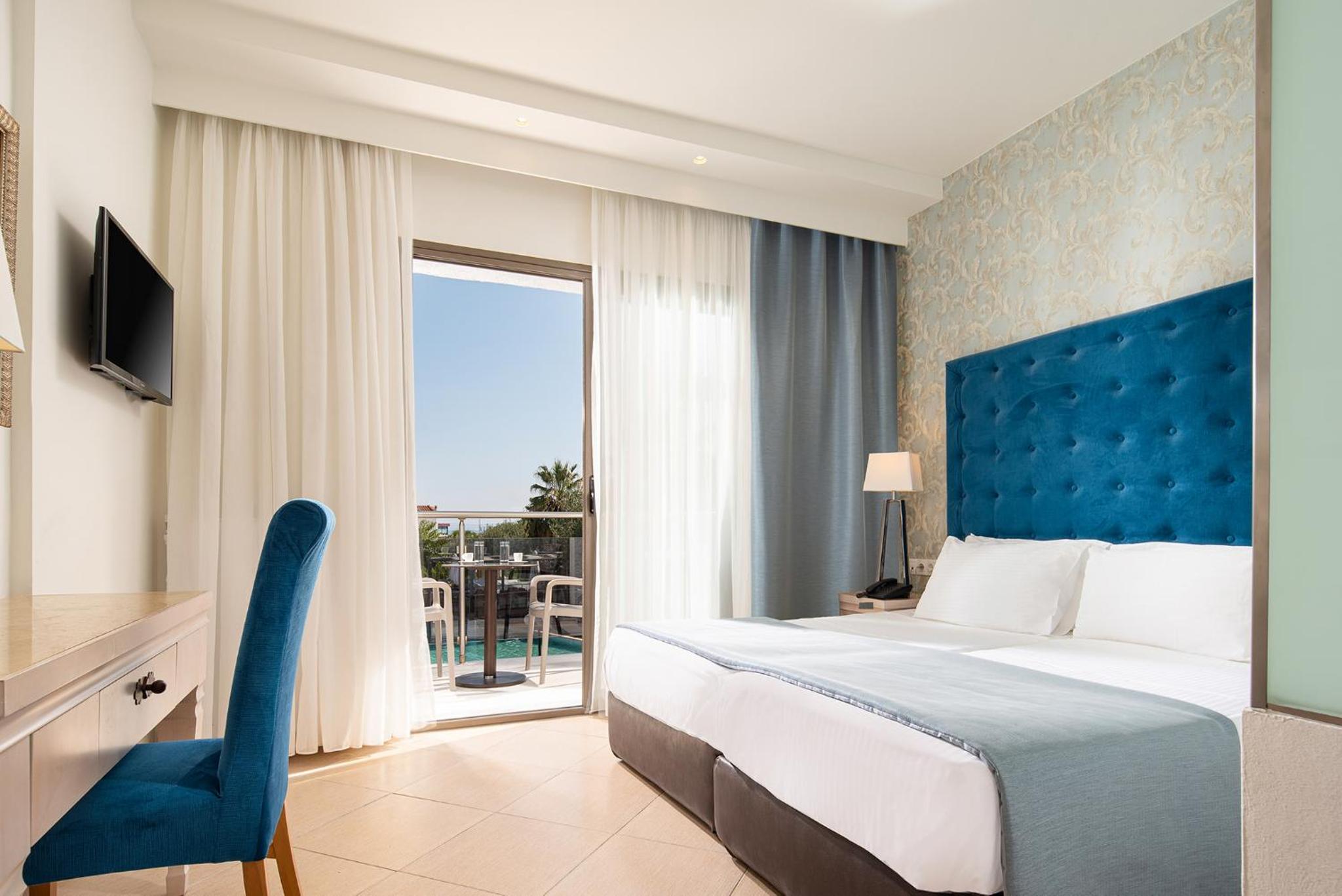 Double or Twin Room with Pool View photo 2