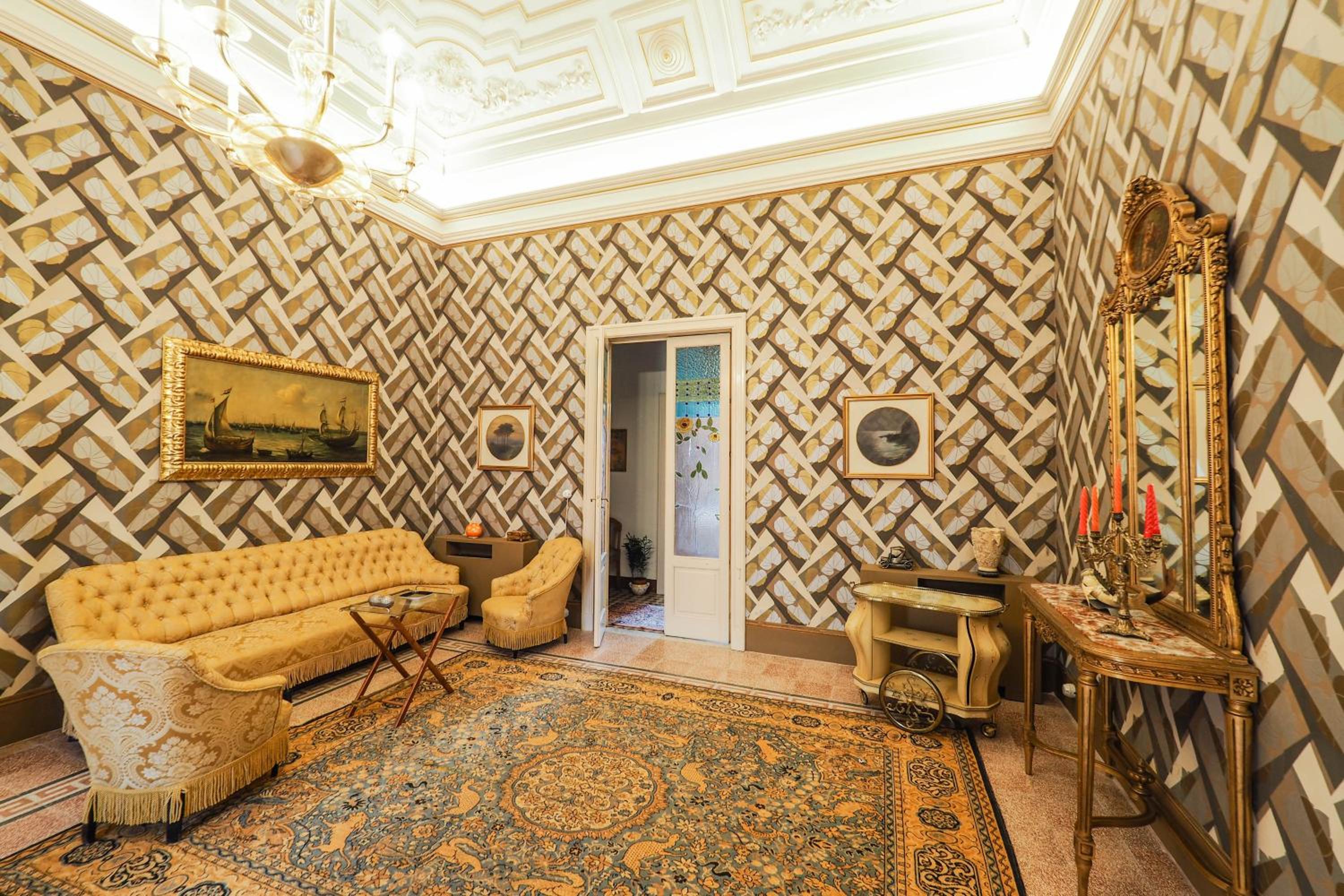 Suite with Balcony - Photo 16