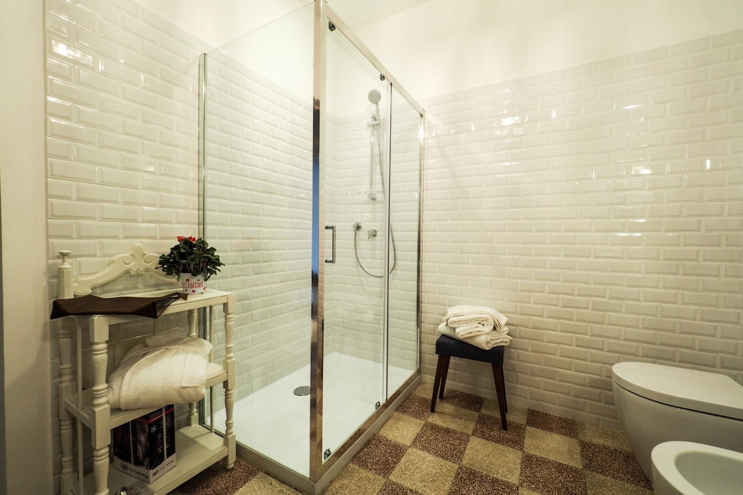 Deluxe Double Room with Balcony - Photo 13