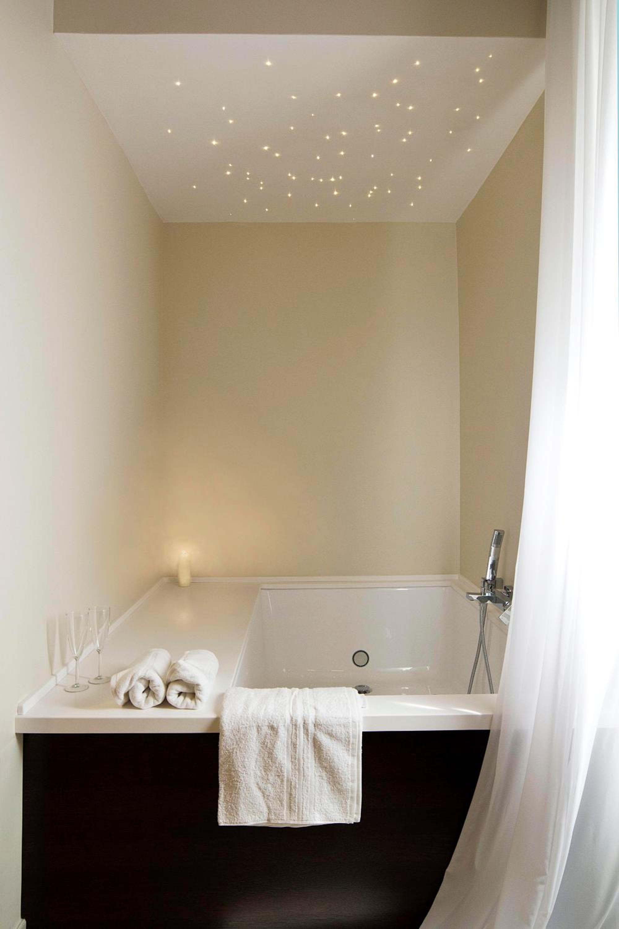 Double Room with Spa Bath photo 3