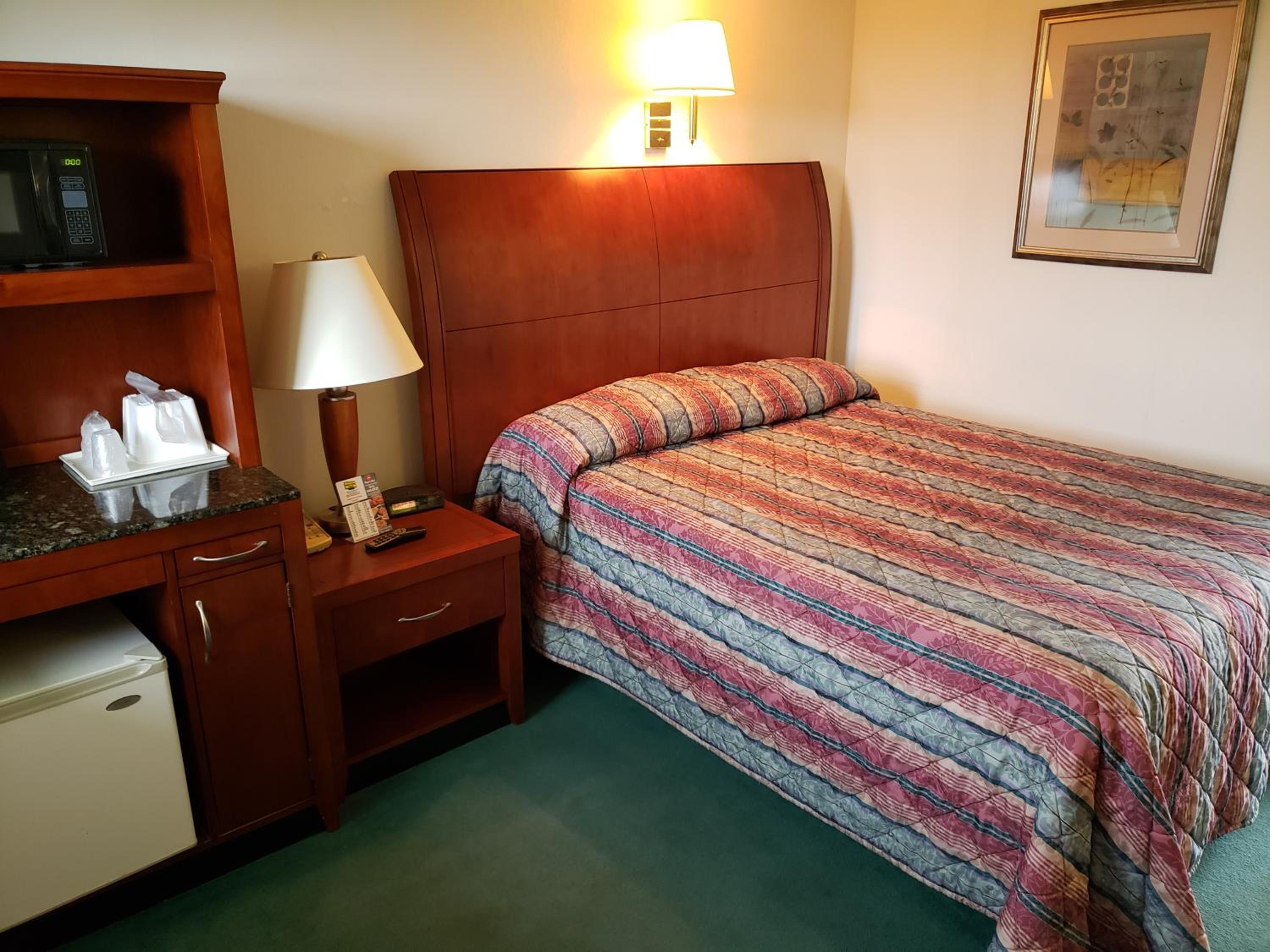 Queen Room - Non-Smoking photo 1