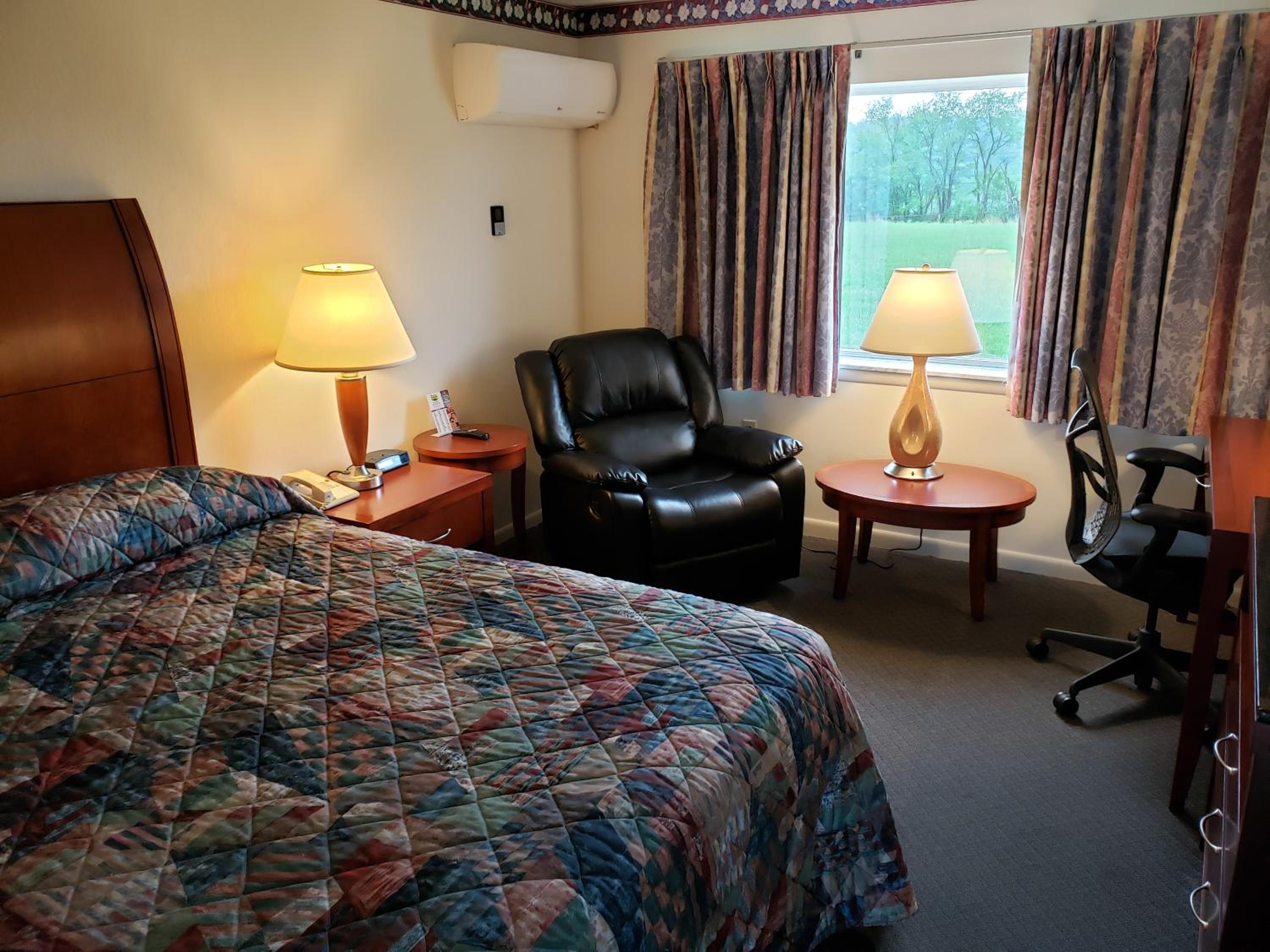 King Room - Non-Smoking photo 3