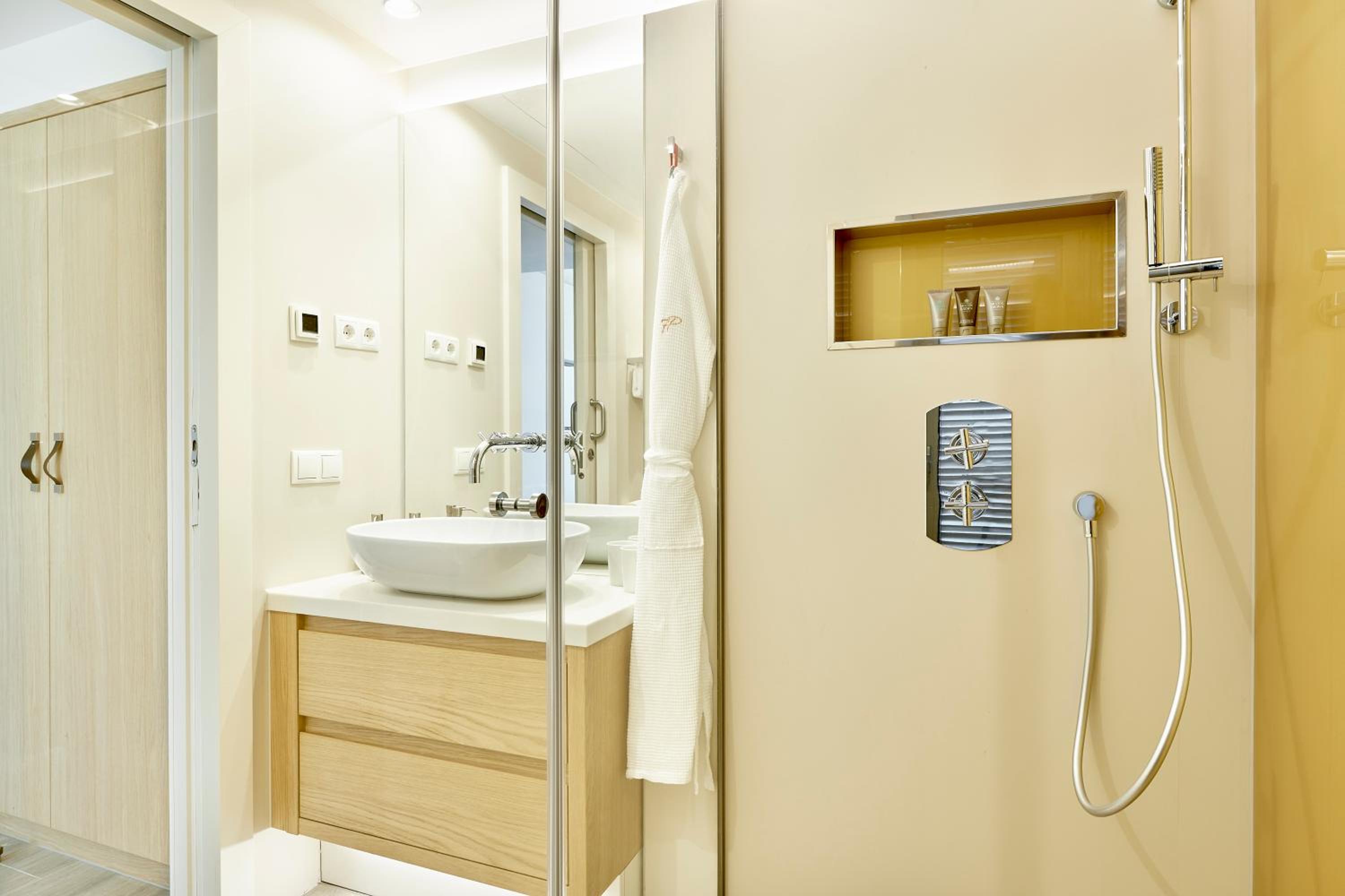 Suite Deluxe con Jardín y Piscina