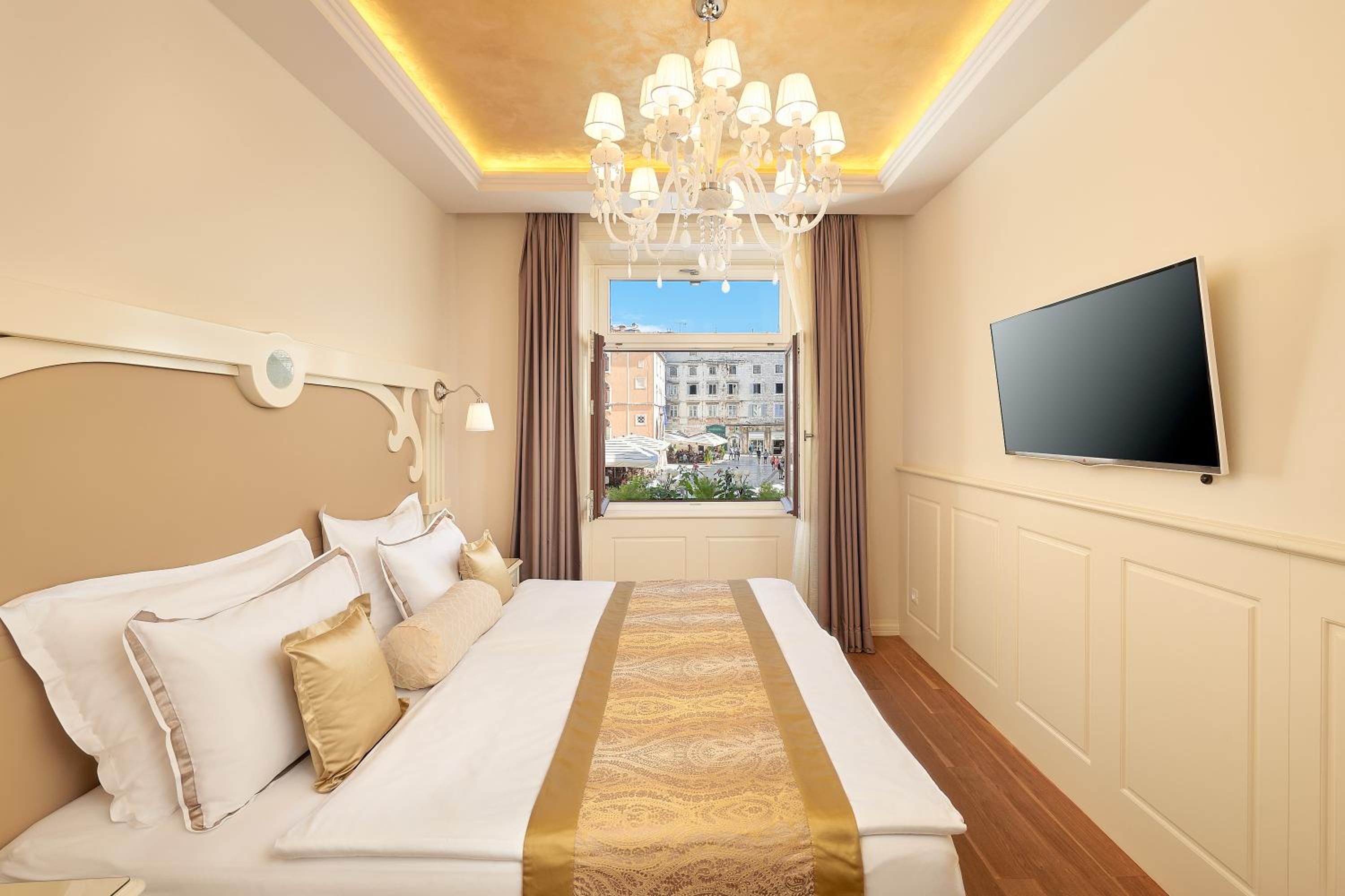 Deluxe Double Room with City View photo 1