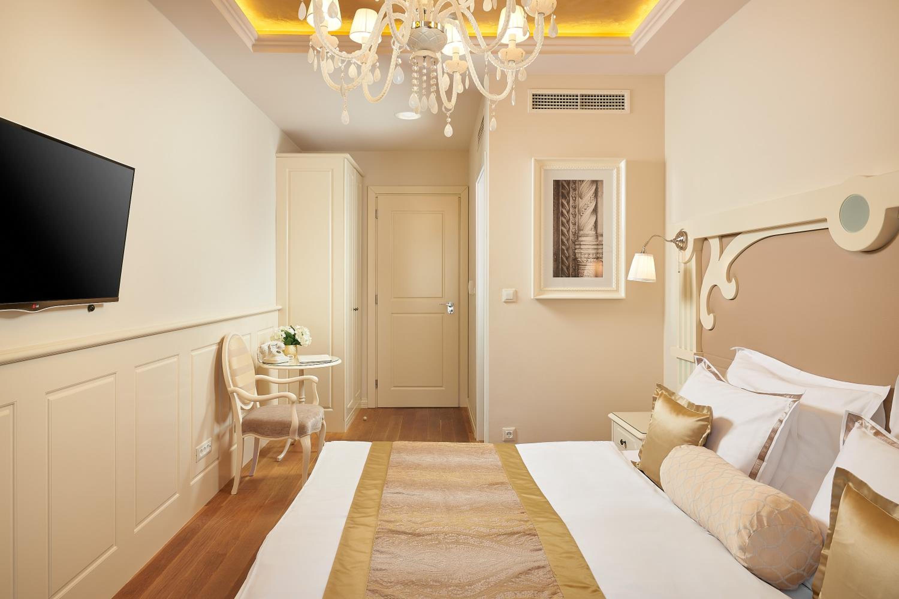 Deluxe Double Room with City View photo 2