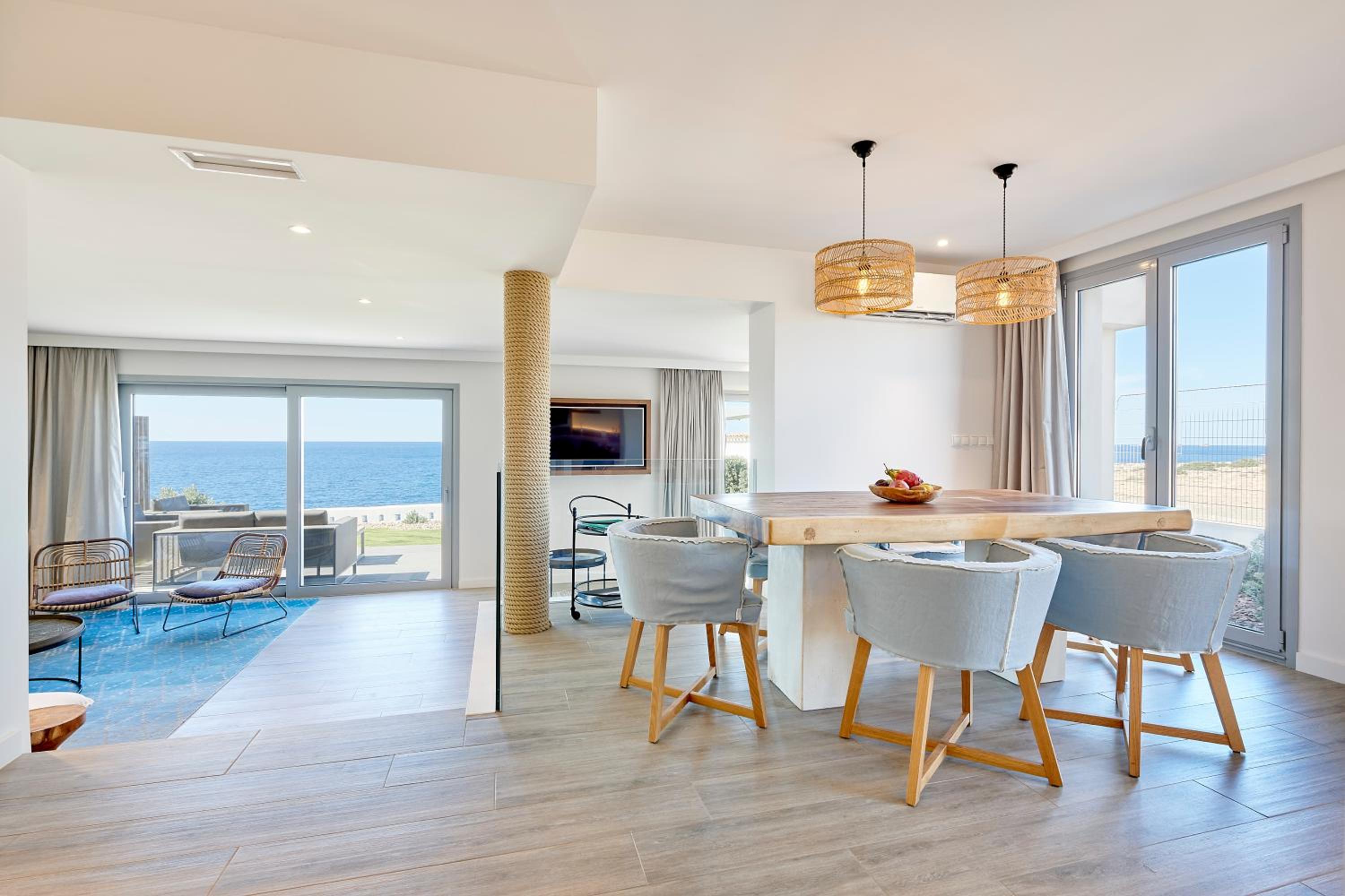 Suite dúplex de lujo con piscina y vista al mar