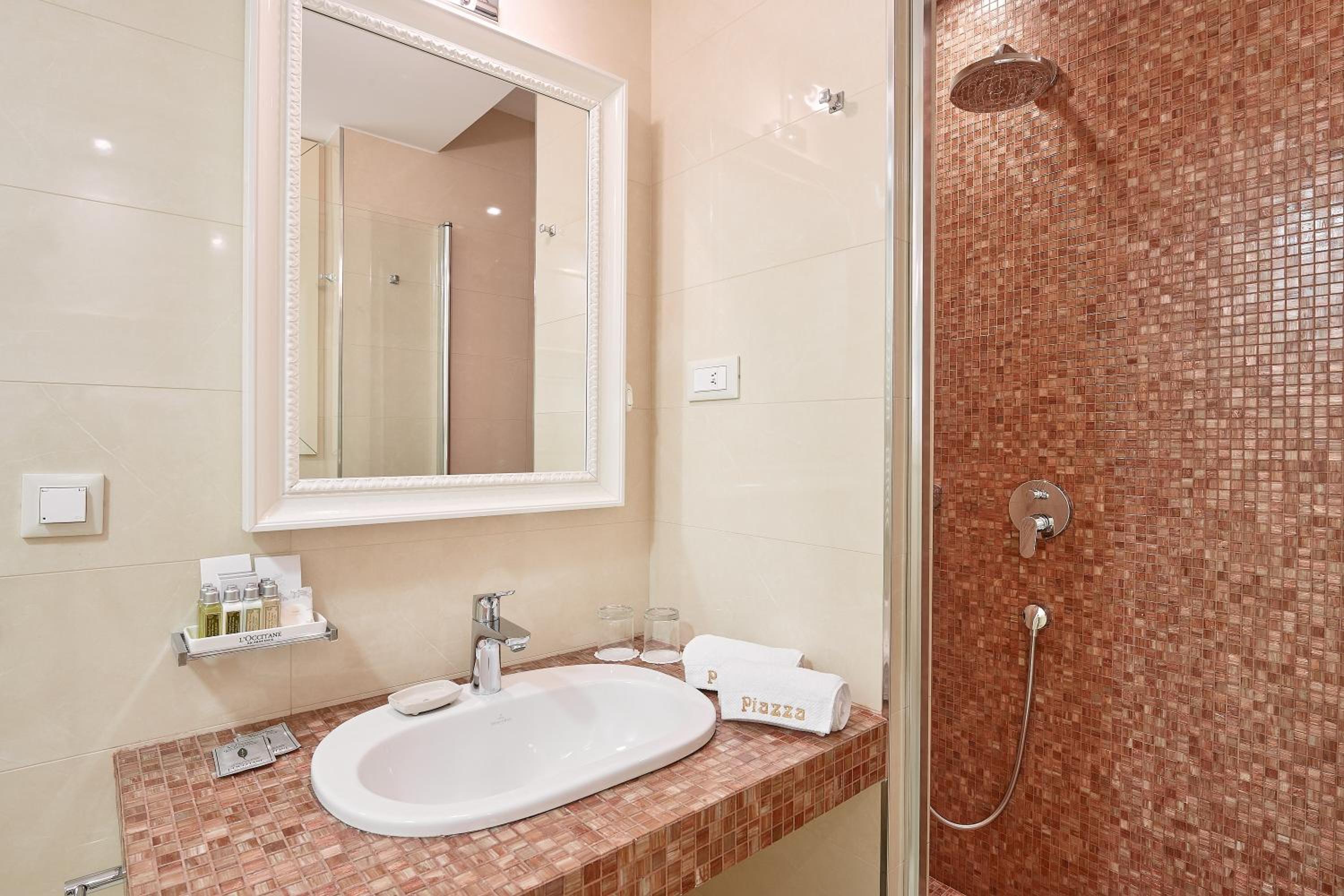 Deluxe Double or Twin Room with City View photo 3