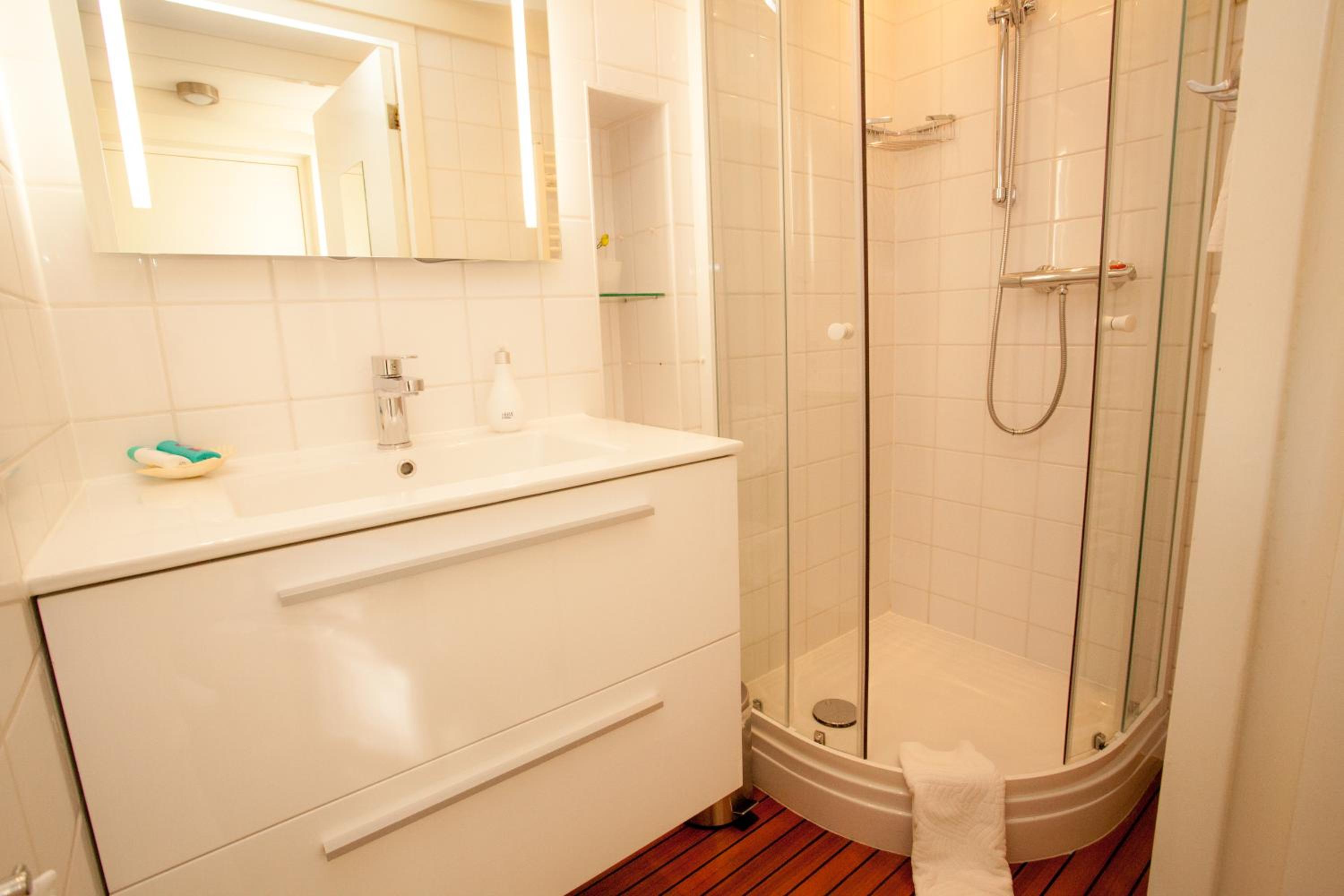 Deluxe Double Room thumbnail 5