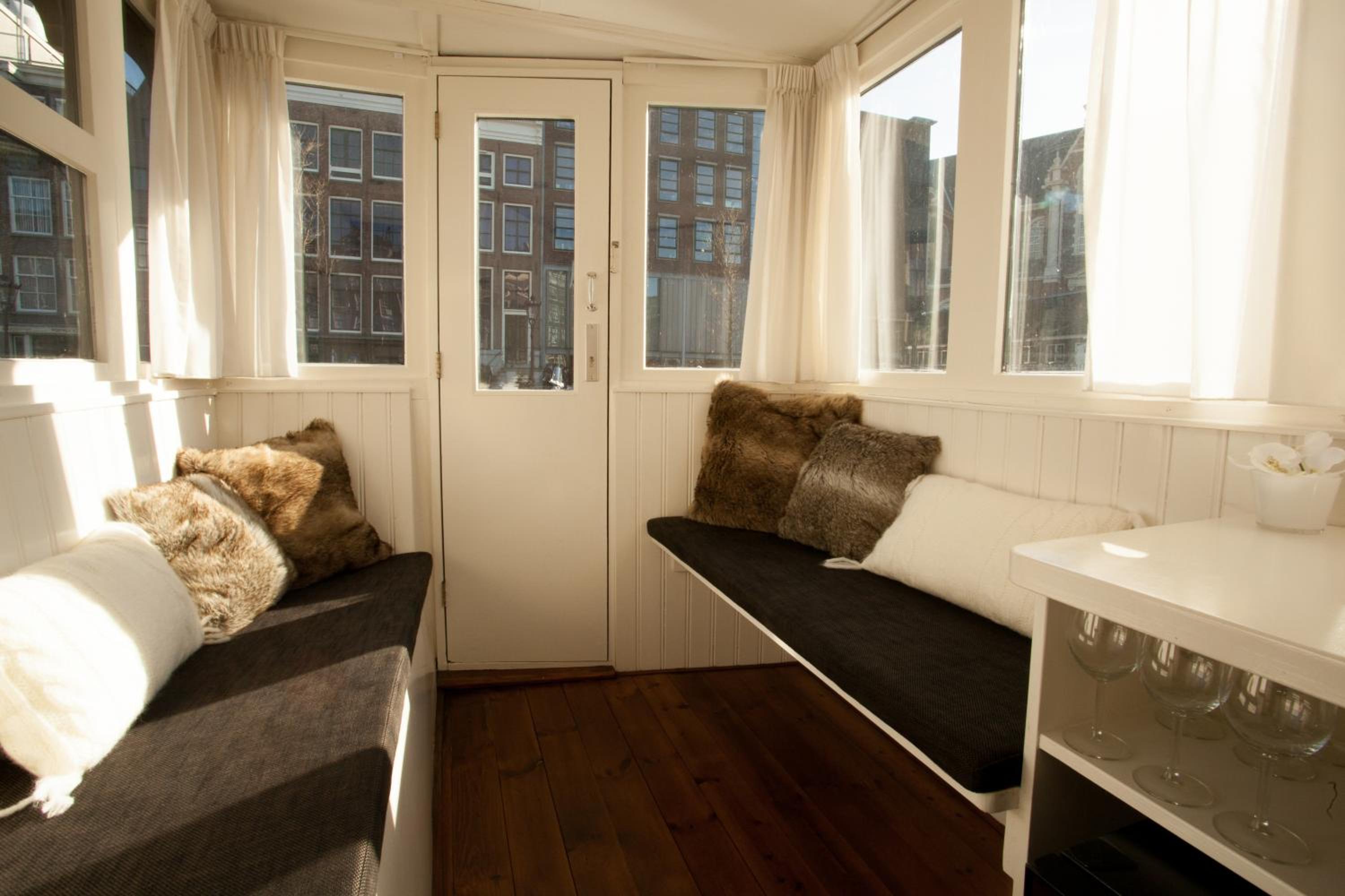 Deluxe Queen Suite