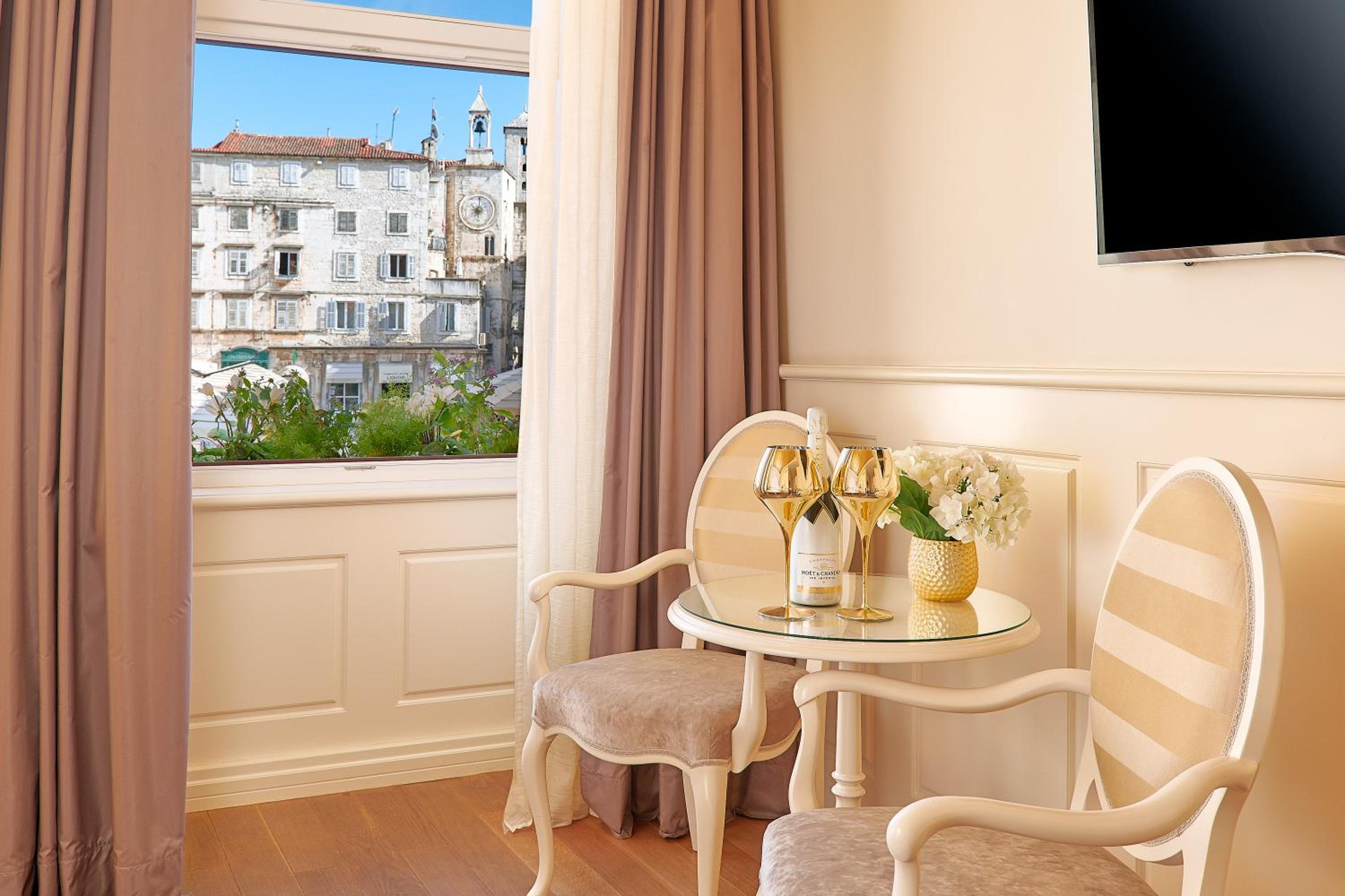 Luxury Double or Twin Room with City View photo 2