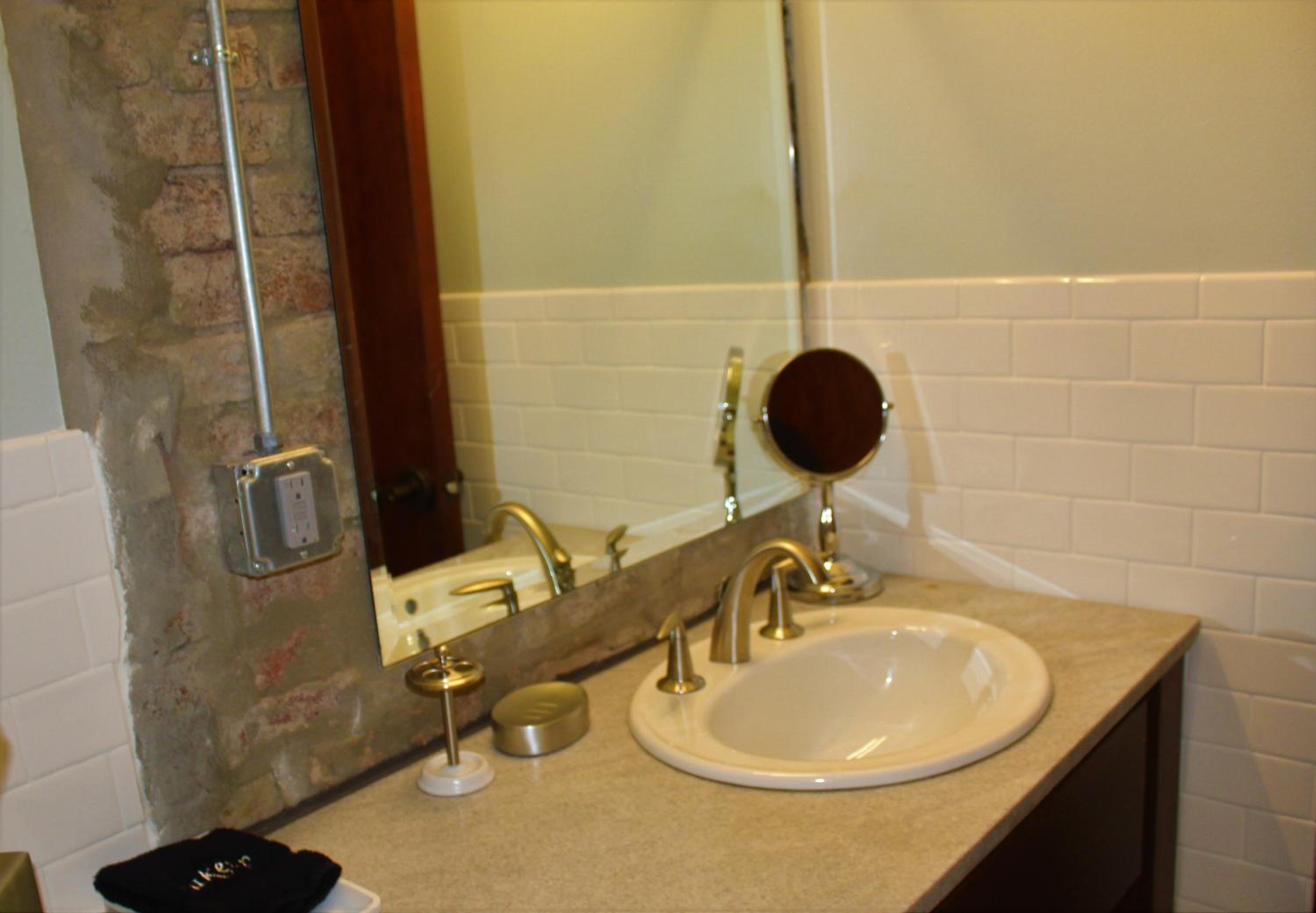 King Suite with Spa Bath - Photo 3