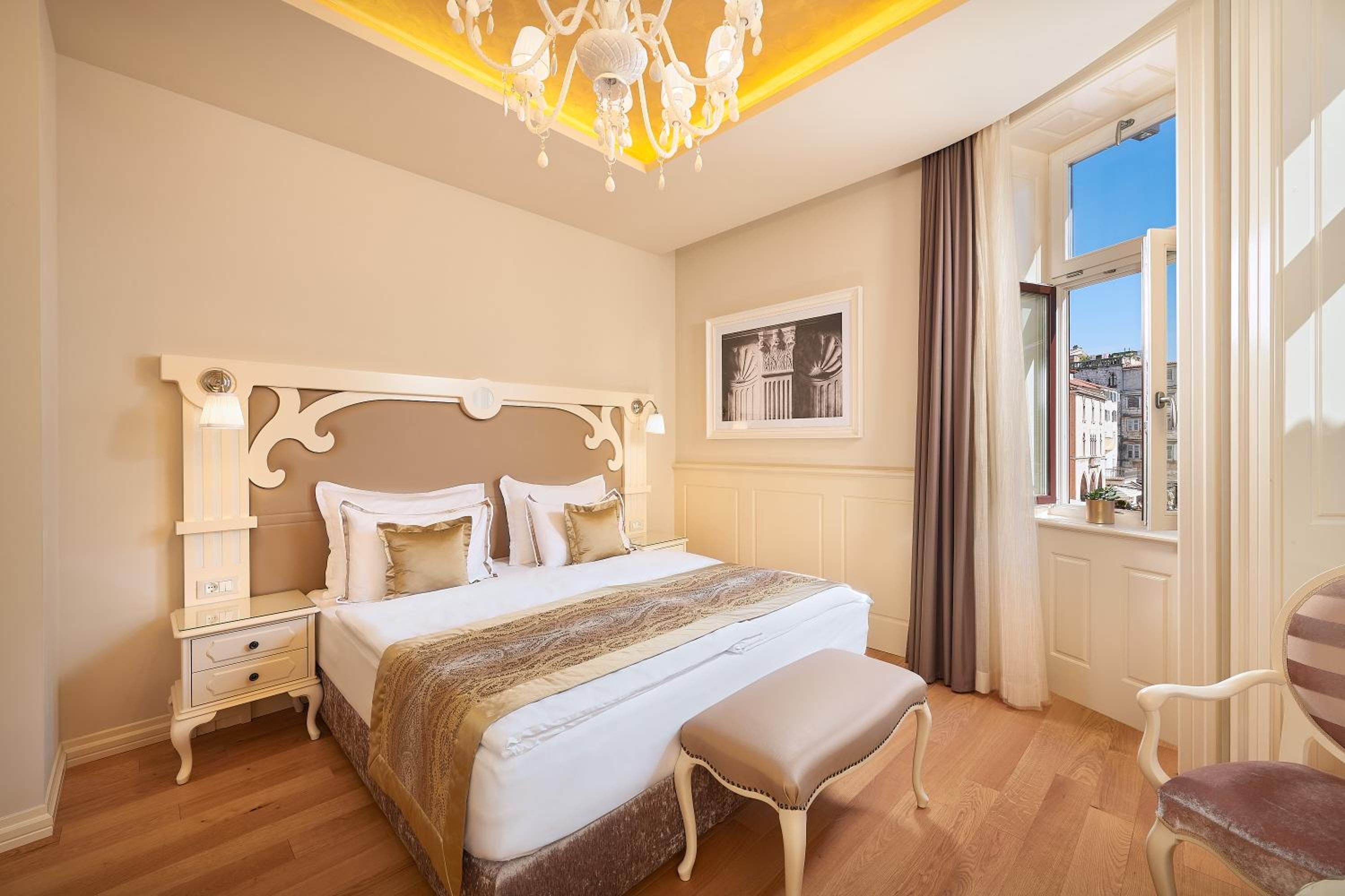 Superior Double or Twin Room with City View photo 2