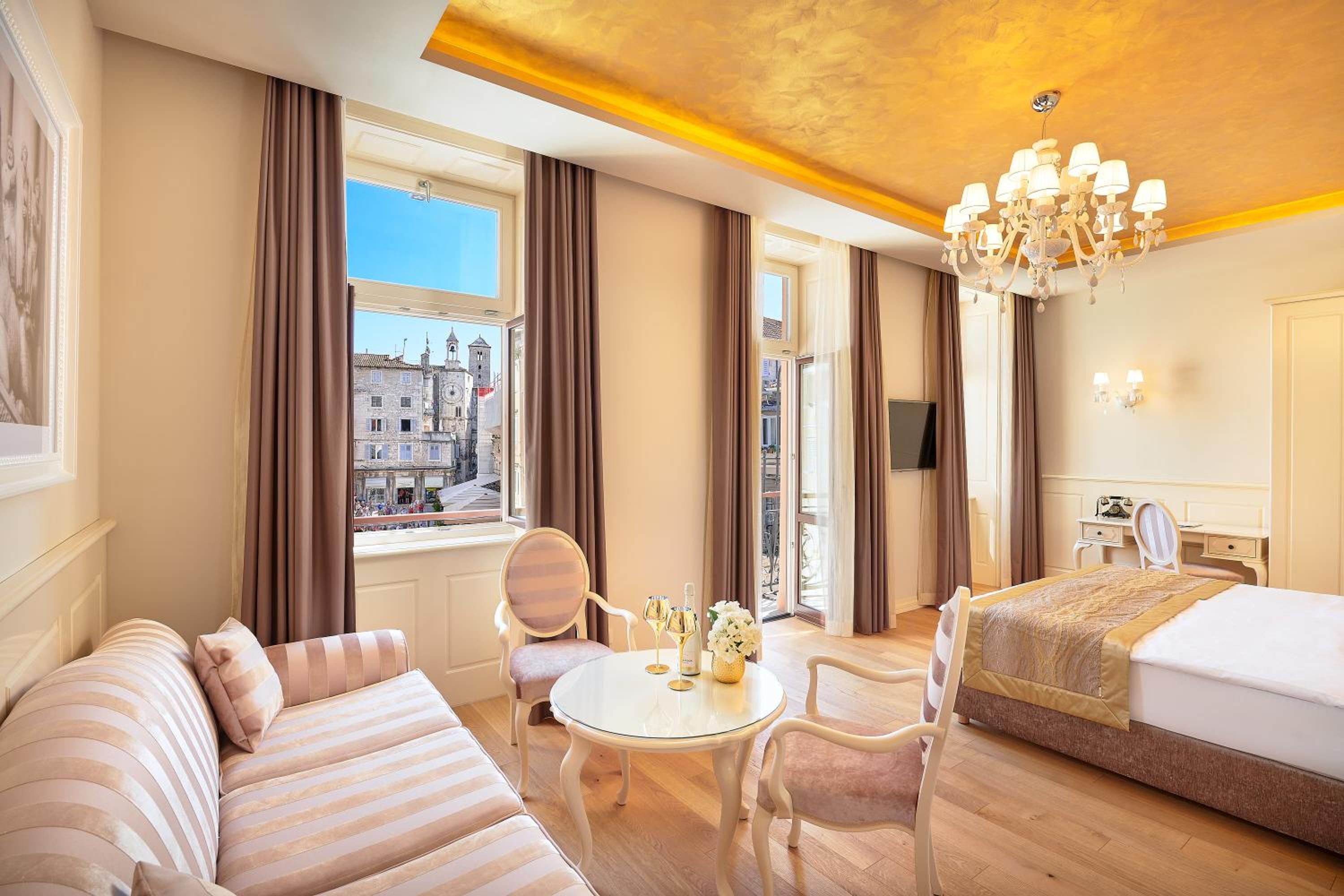 Deluxe Double or Twin Room with Balcony and City View photo 1