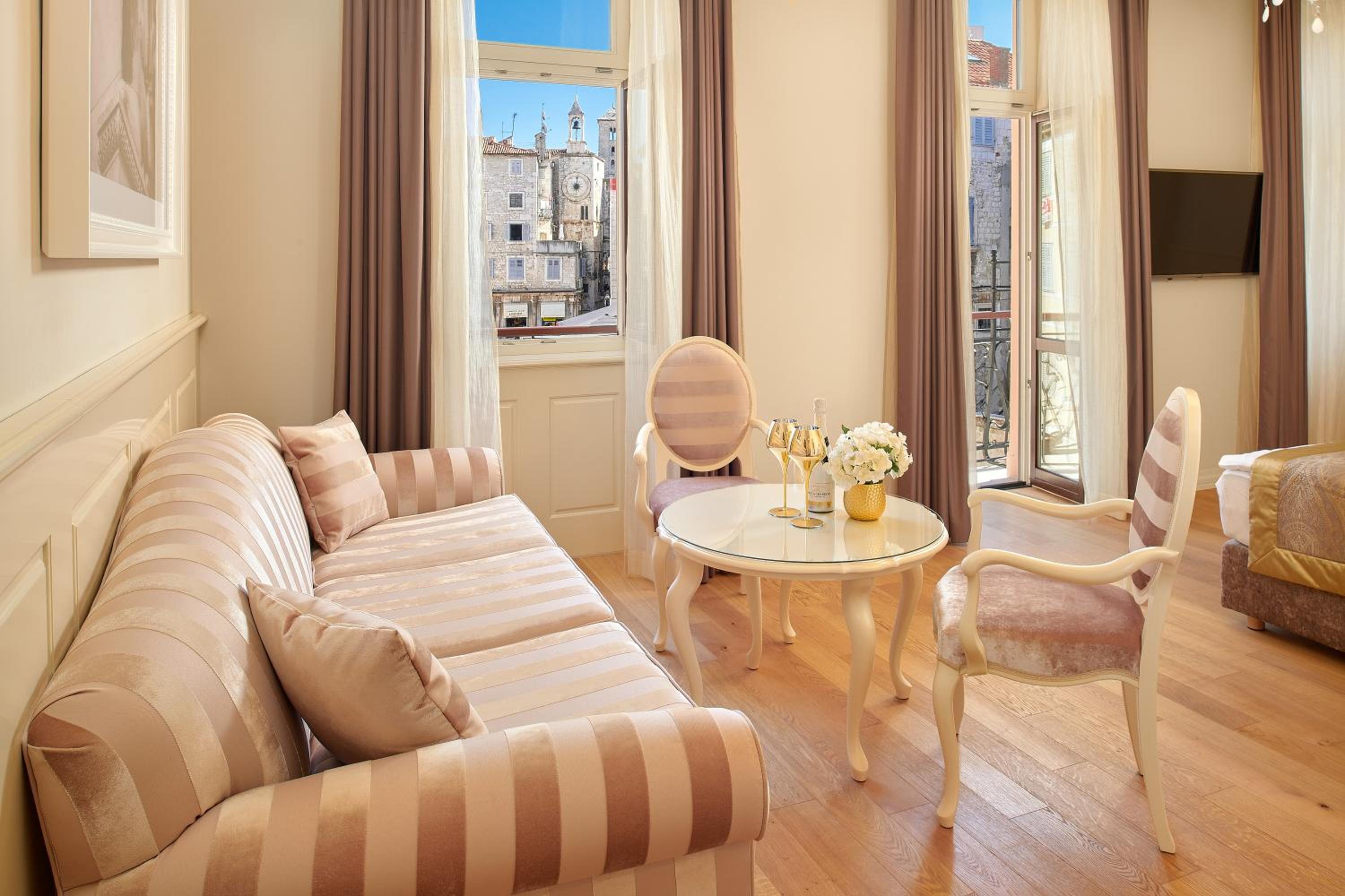 Deluxe Double or Twin Room with Balcony and City View photo 3