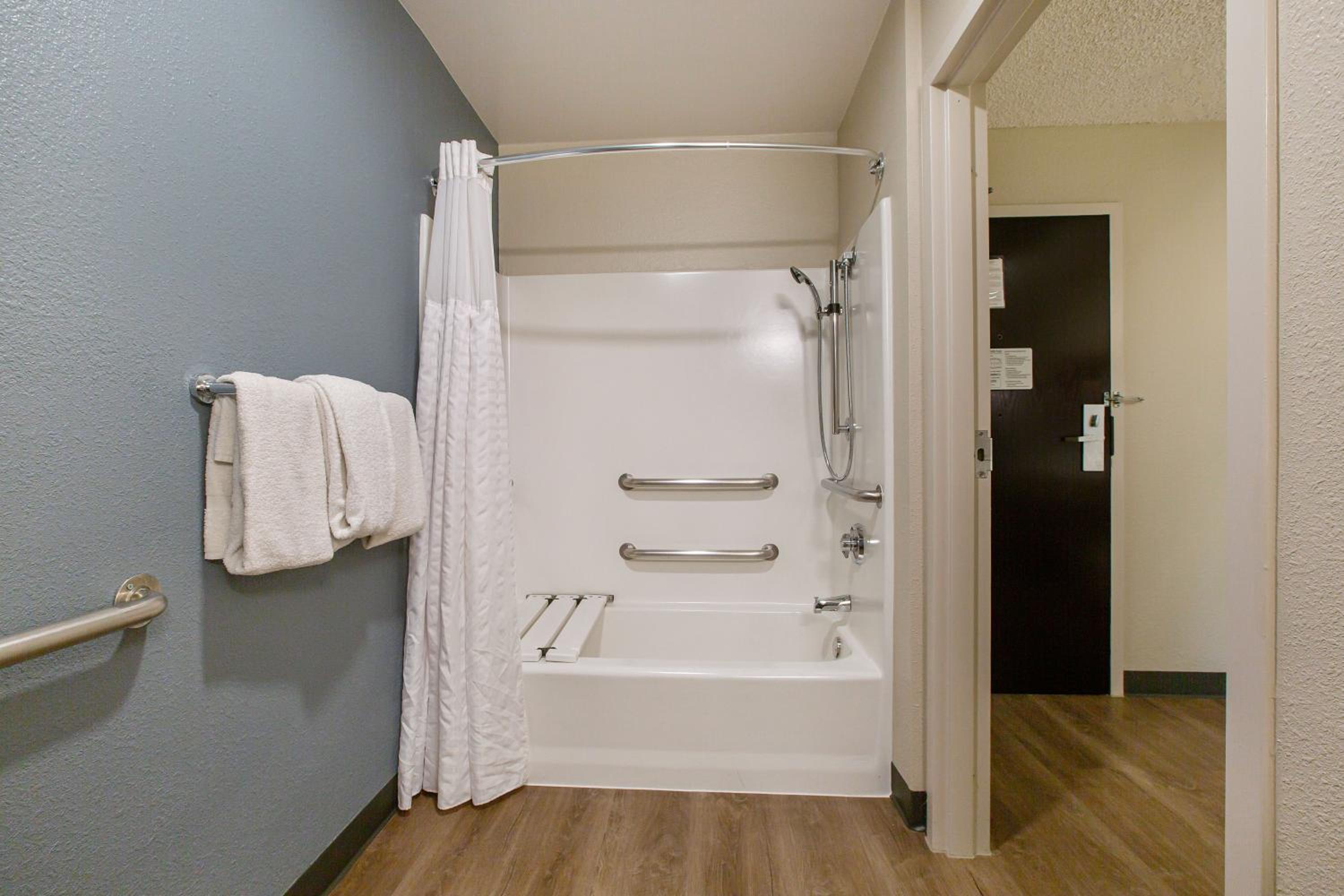 Queen studio with 1 Queen Bed - Disability Access/Non-Smoking - Photo 10
