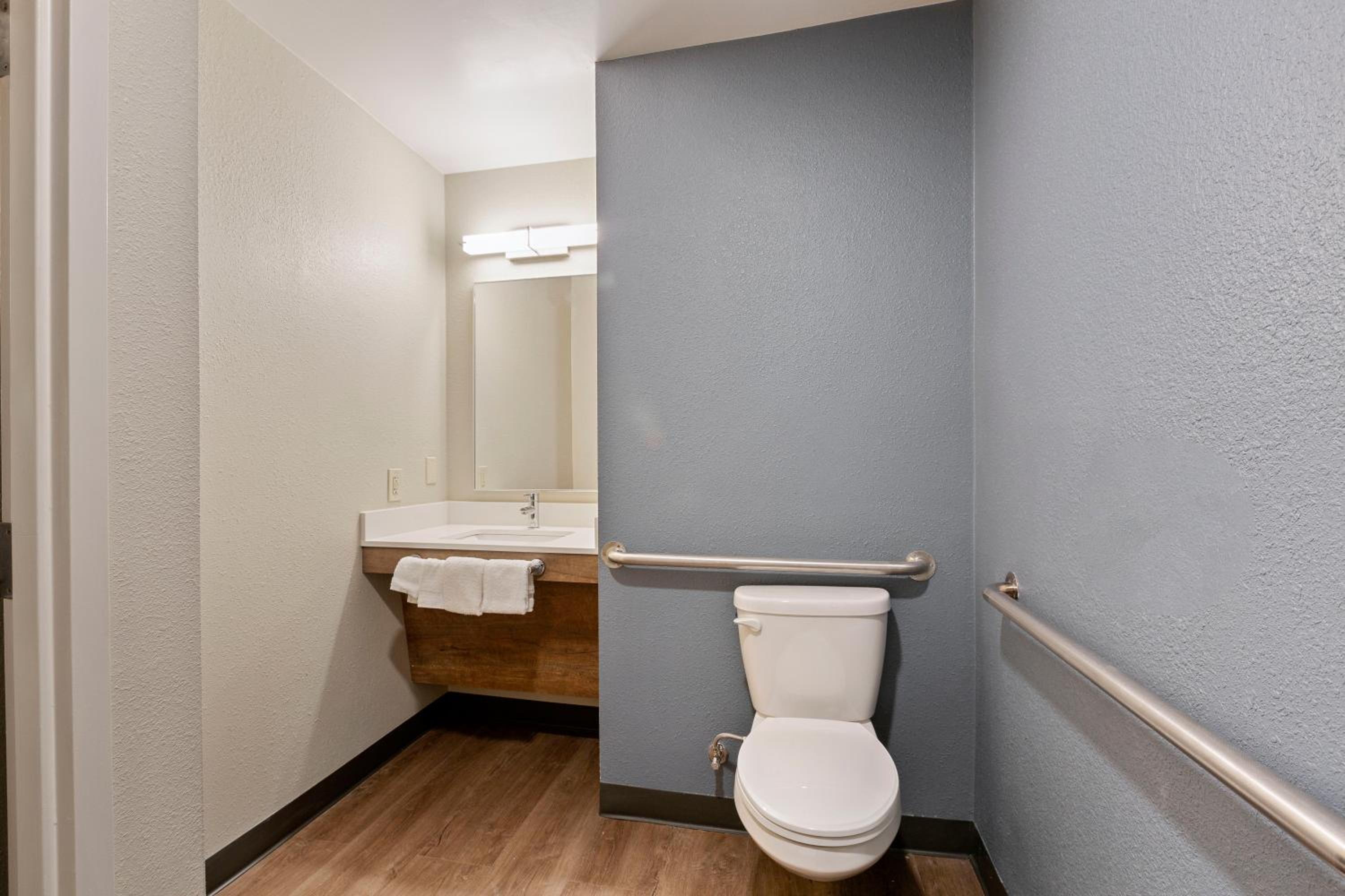 Queen studio with 1 Queen Bed - Disability Access/Non-Smoking - Photo 11