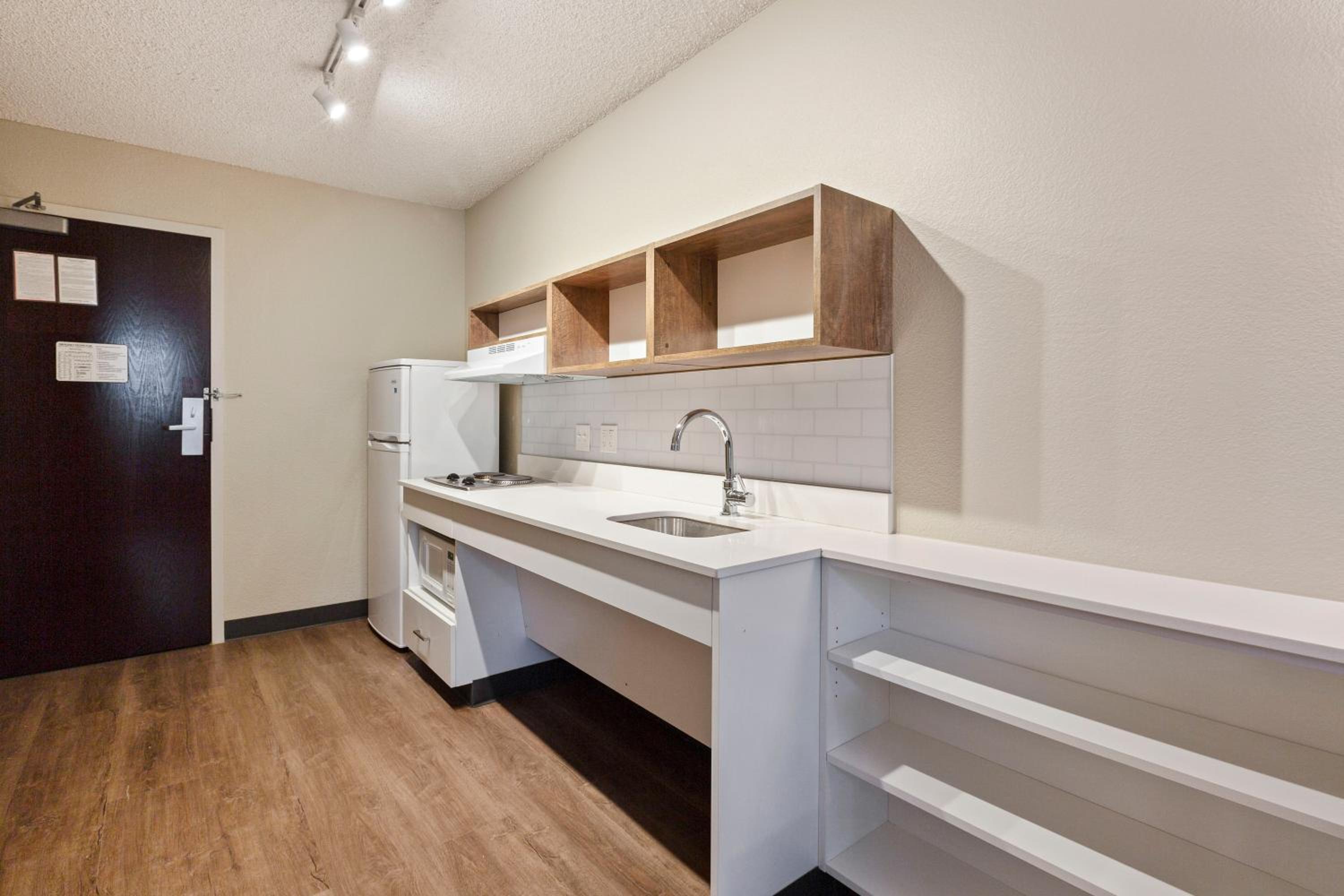Queen studio with 1 Queen Bed - Disability Access/Non-Smoking - Photo 12