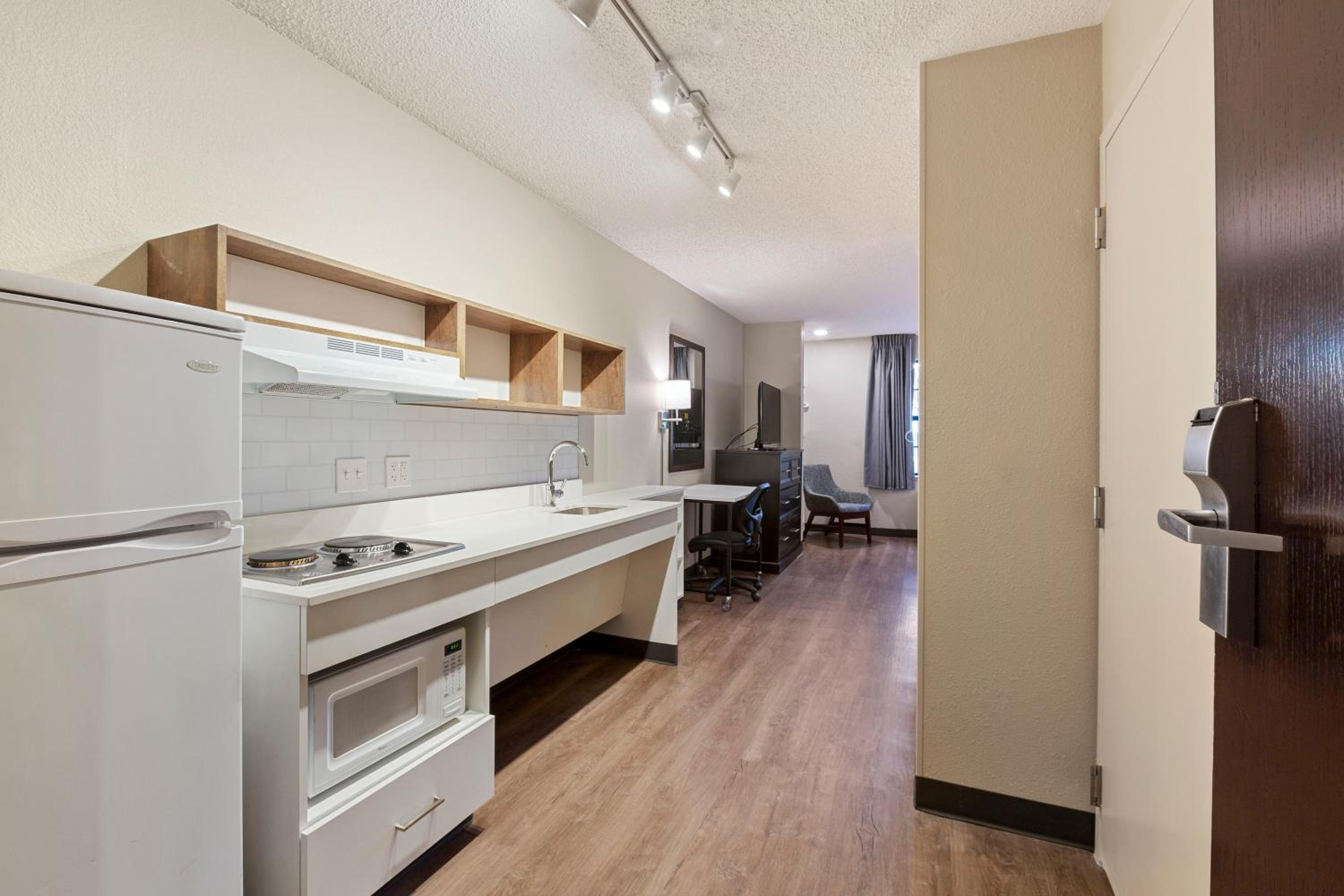 Queen studio with 1 Queen Bed - Disability Access/Non-Smoking - Photo 3