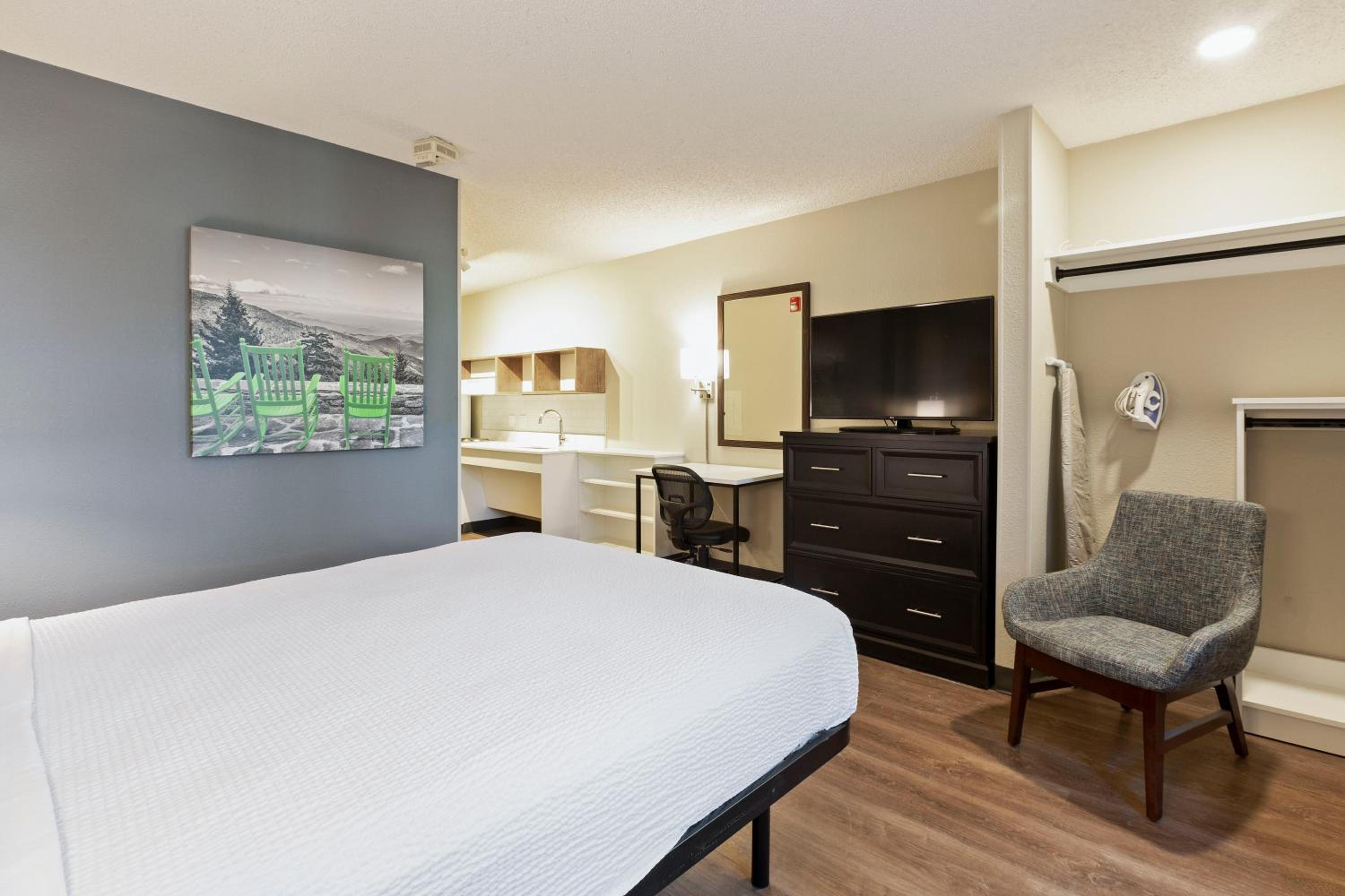 Queen studio with 1 Queen Bed - Disability Access/Non-Smoking - Photo 4