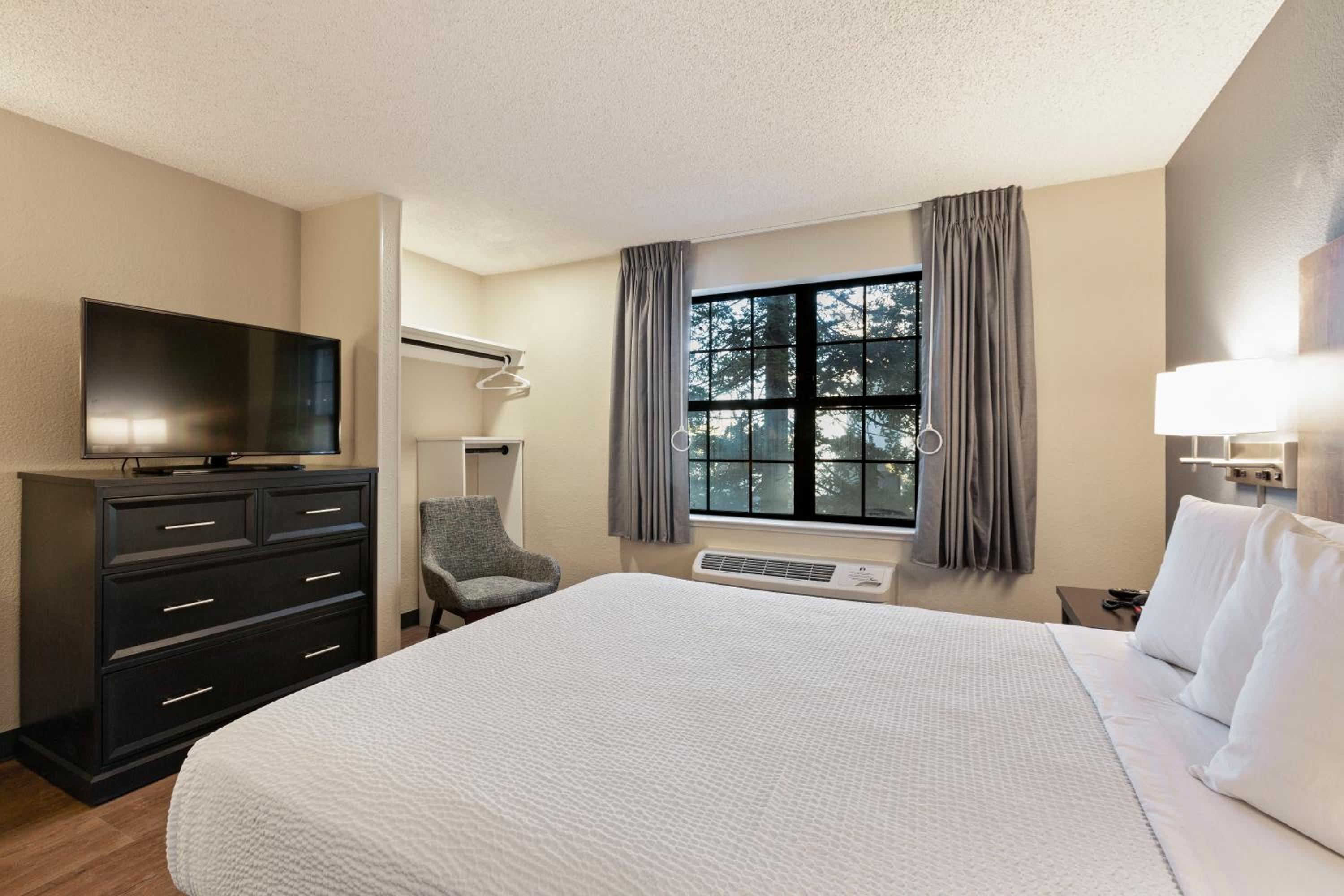Queen studio with 1 Queen Bed - Disability Access/Non-Smoking - Photo 5
